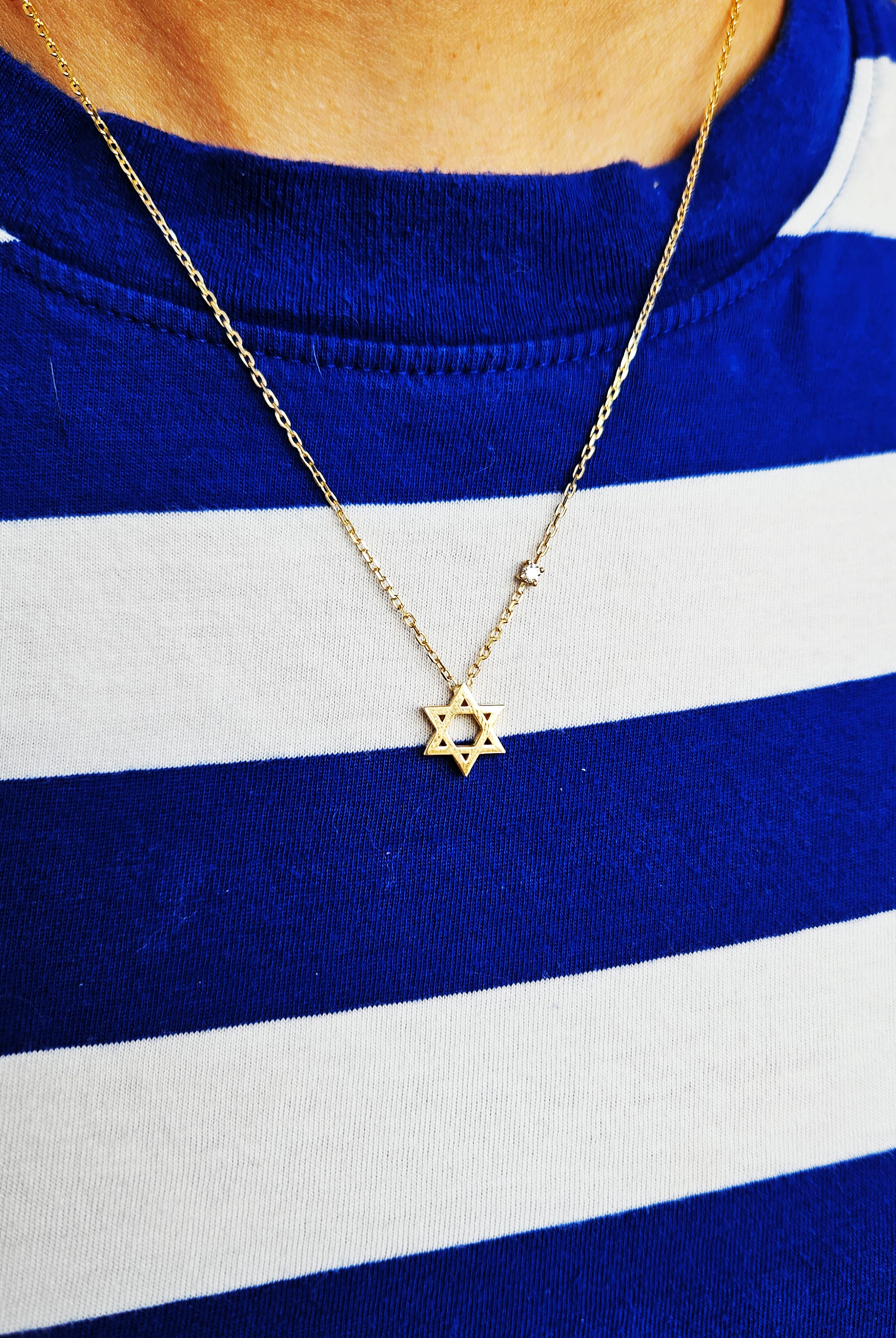 שרשרת מגן דוד מזהב עם יהלום בצד