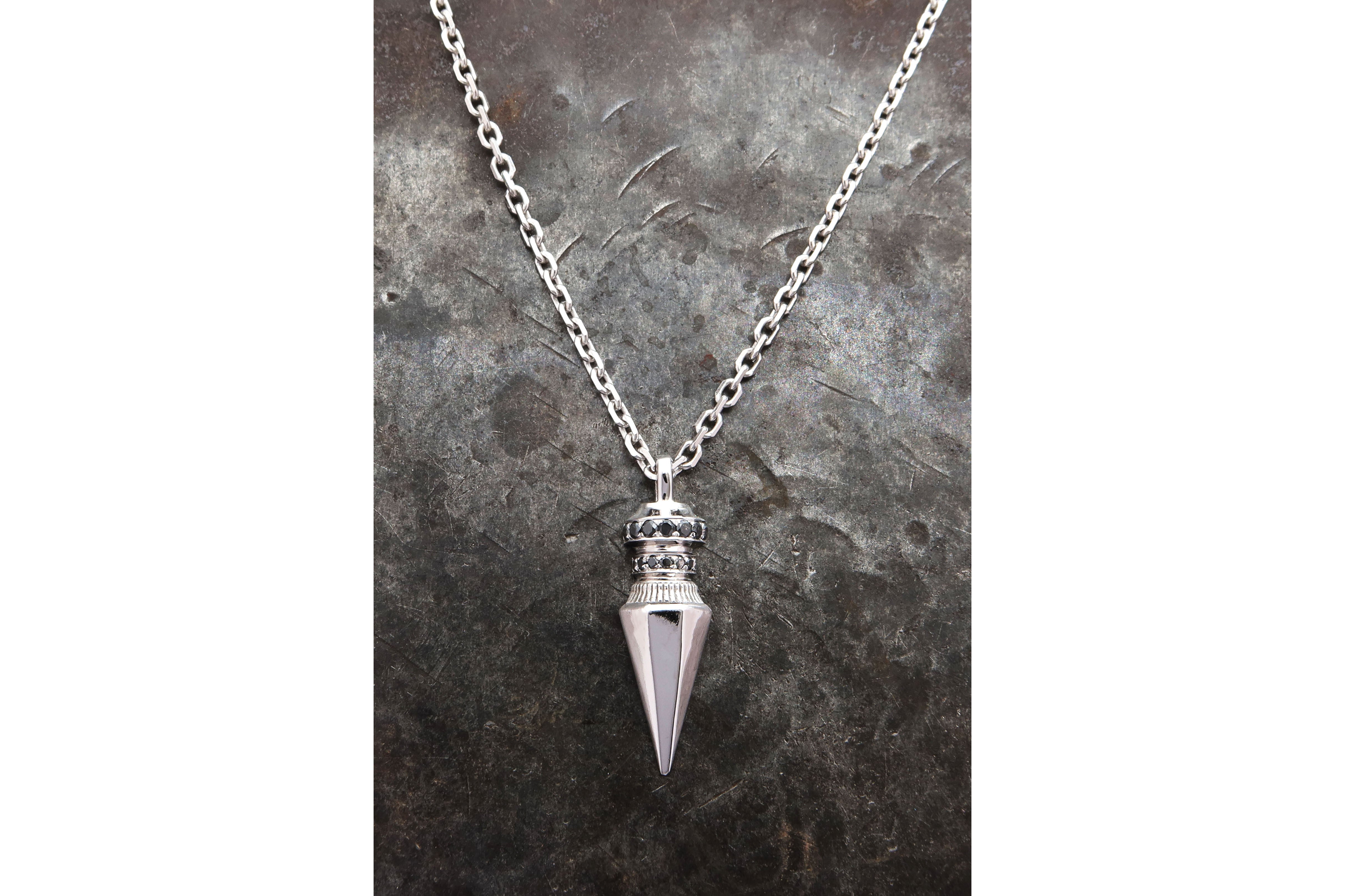 שרשרת לגבר תליון זהב לבן חנית בשיבוץ יהלומים שחורים