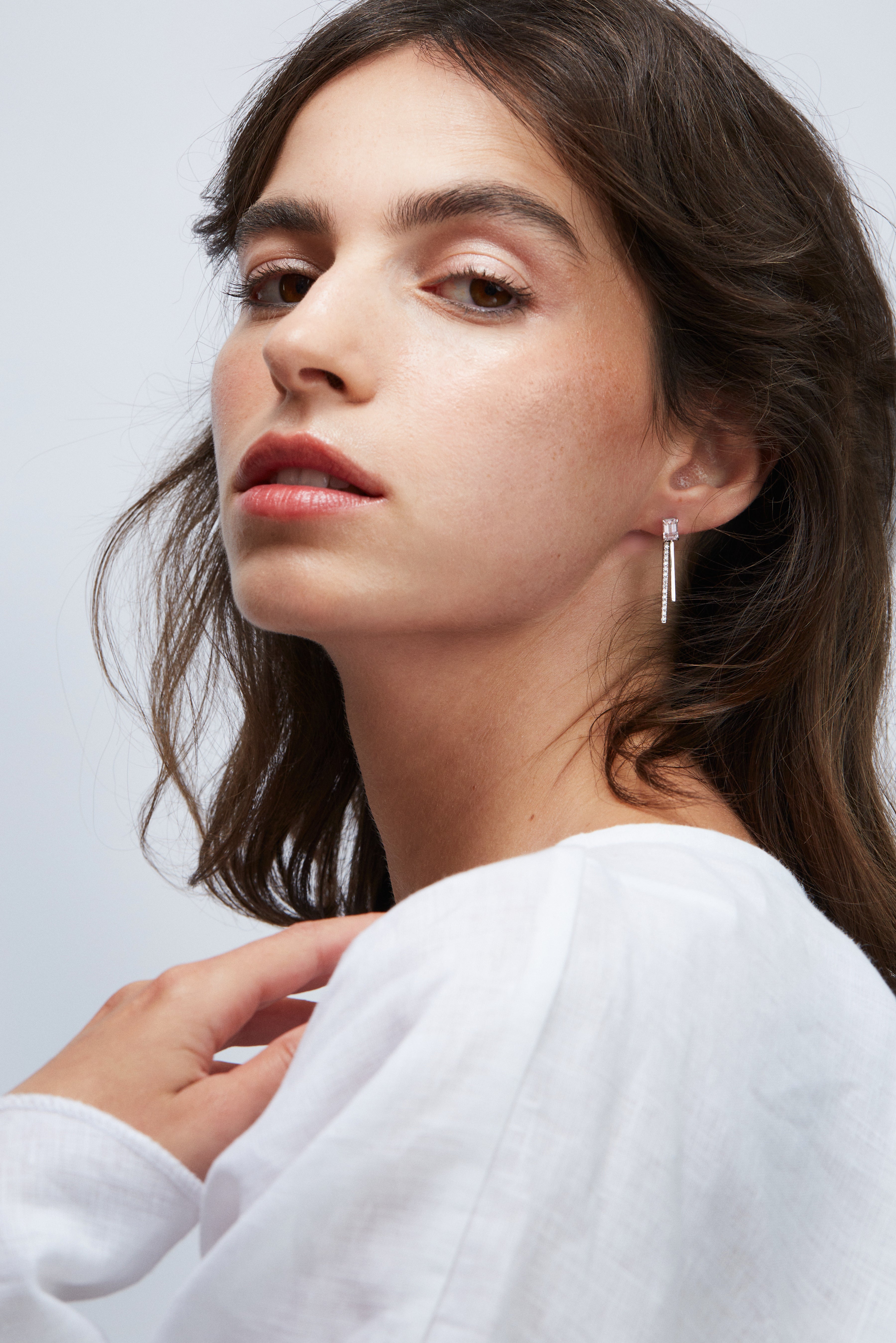 עגילים נופלים מזהב לבן עם אבן ורודה (מורגנייט) ויהלומים