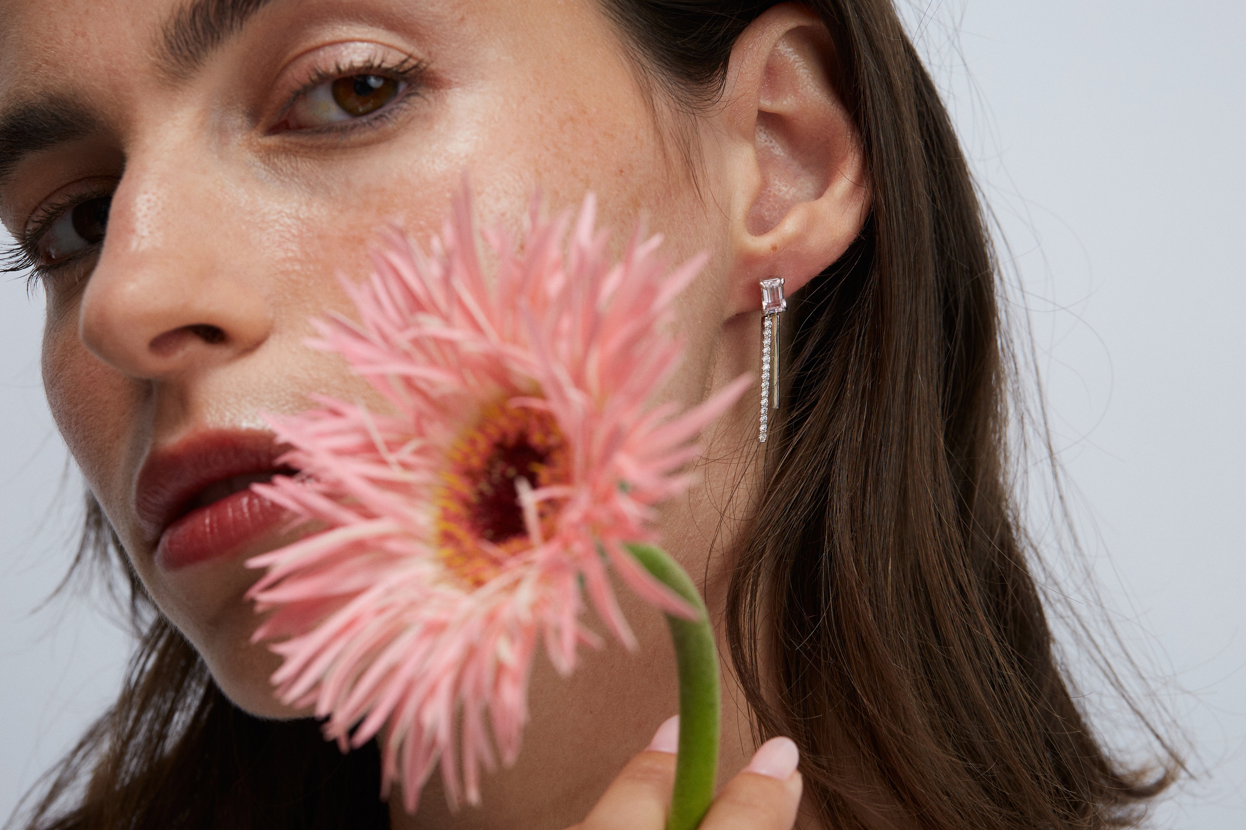 עגילים נופלים מזהב לבן עם אבן ורודה (מורגנייט) ויהלומים