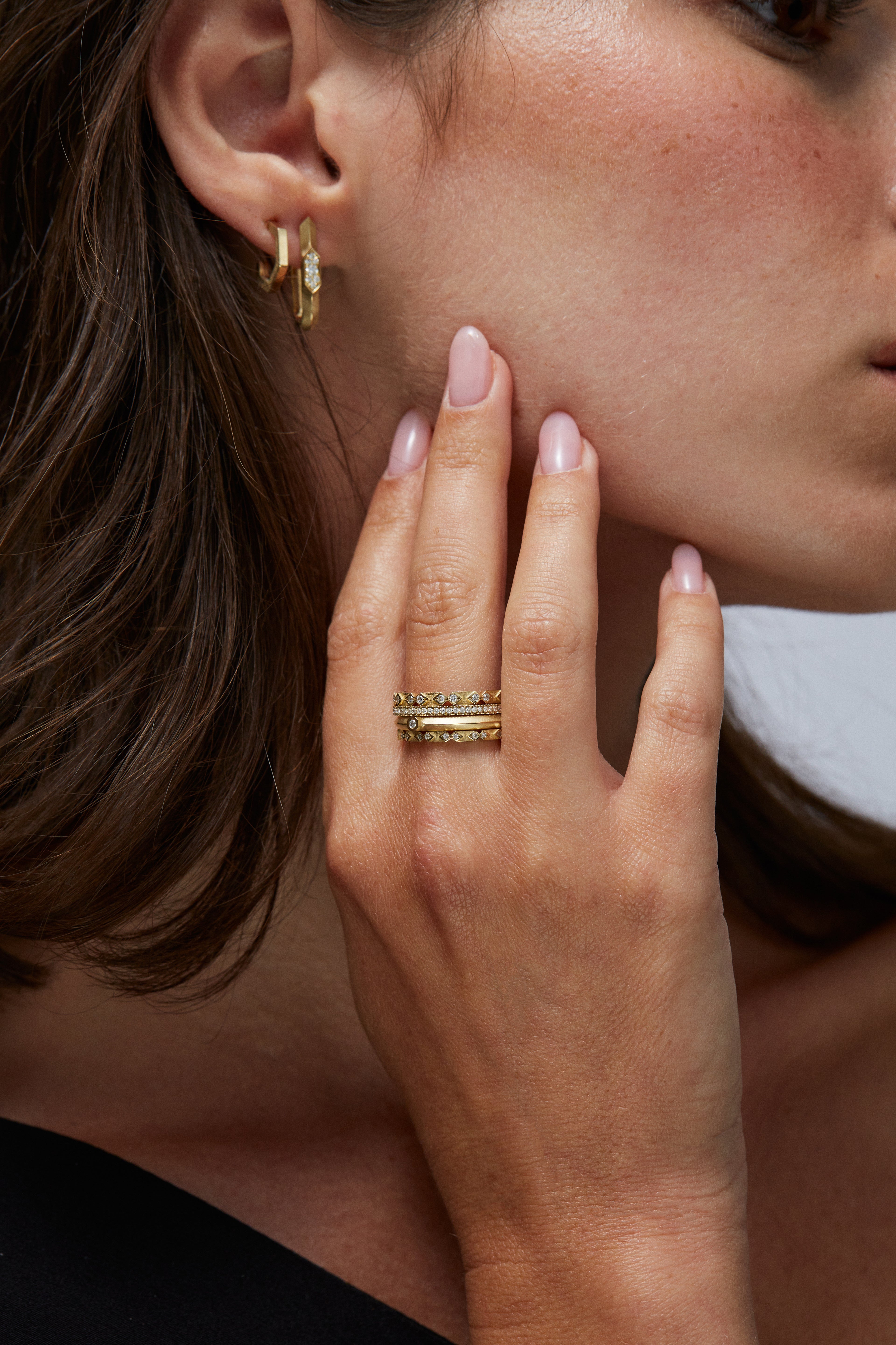 טבעת זהב בגימור מט בשיבוץ יהלום לבן