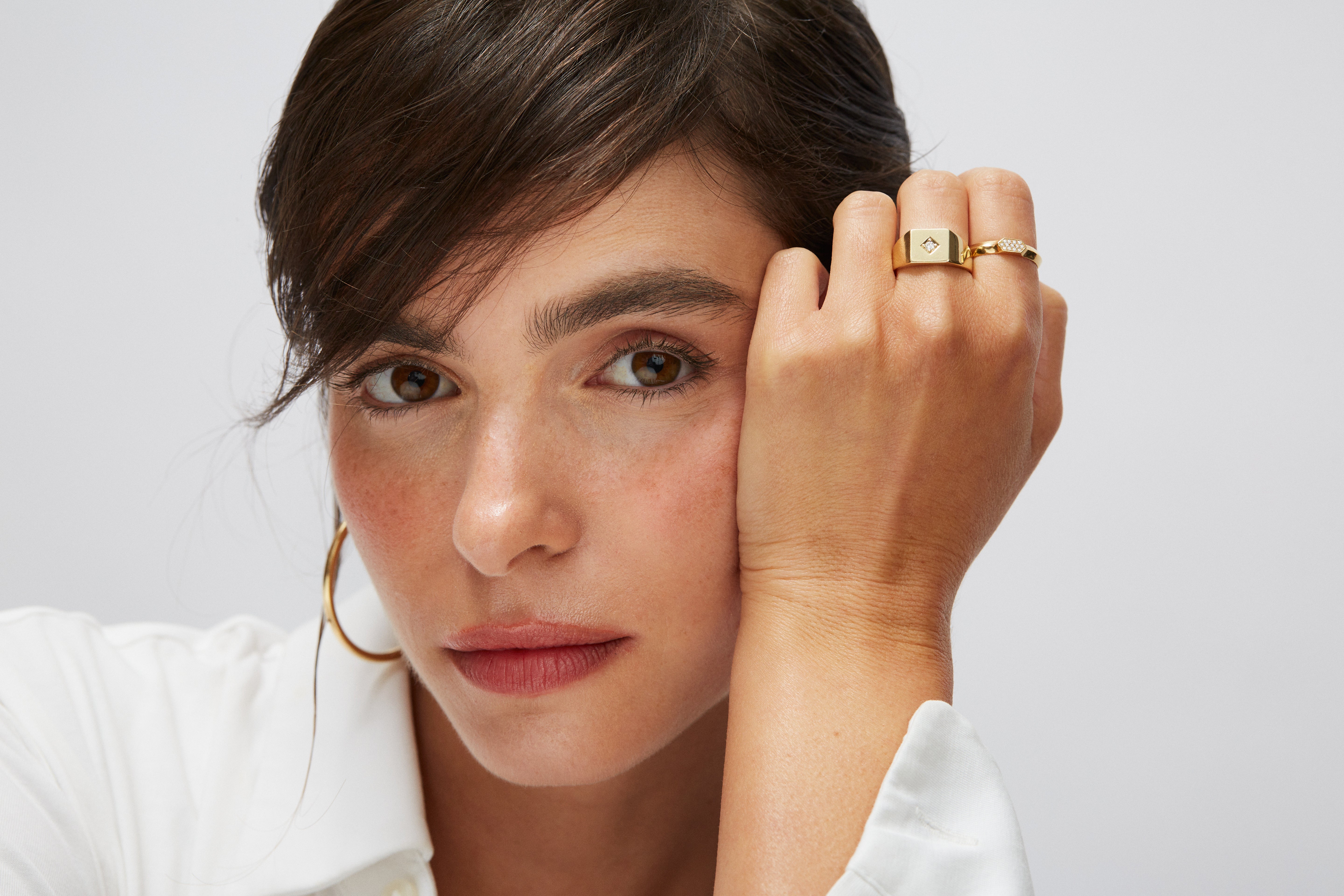 טבעת זהב צהוב עם שלוש שורות יהלומים לבנים באמצע