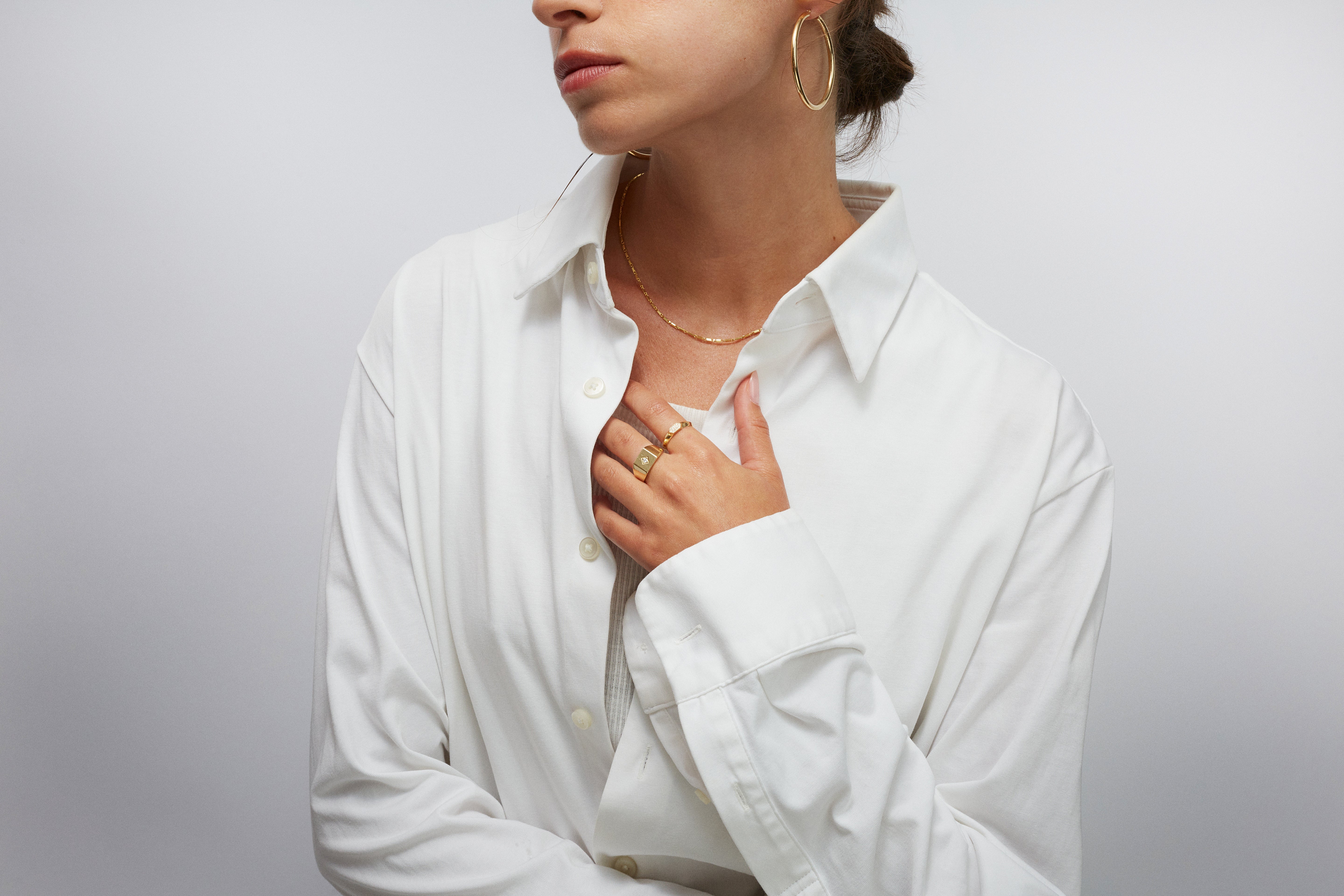 טבעת זהב צהוב עם שלוש שורות יהלומים לבנים באמצע