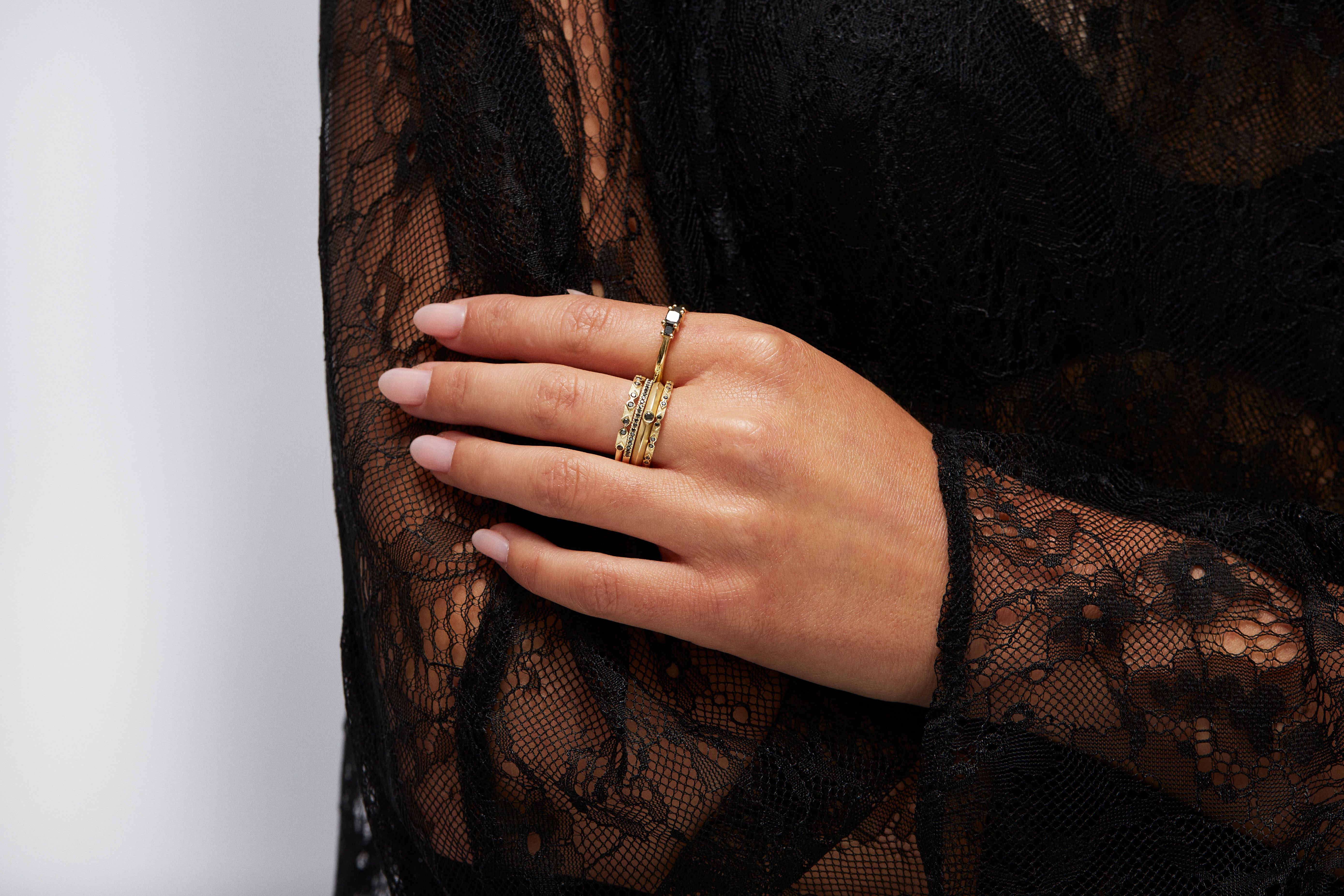 טבעת זהב עדינה משובצת יהלומים שחורים