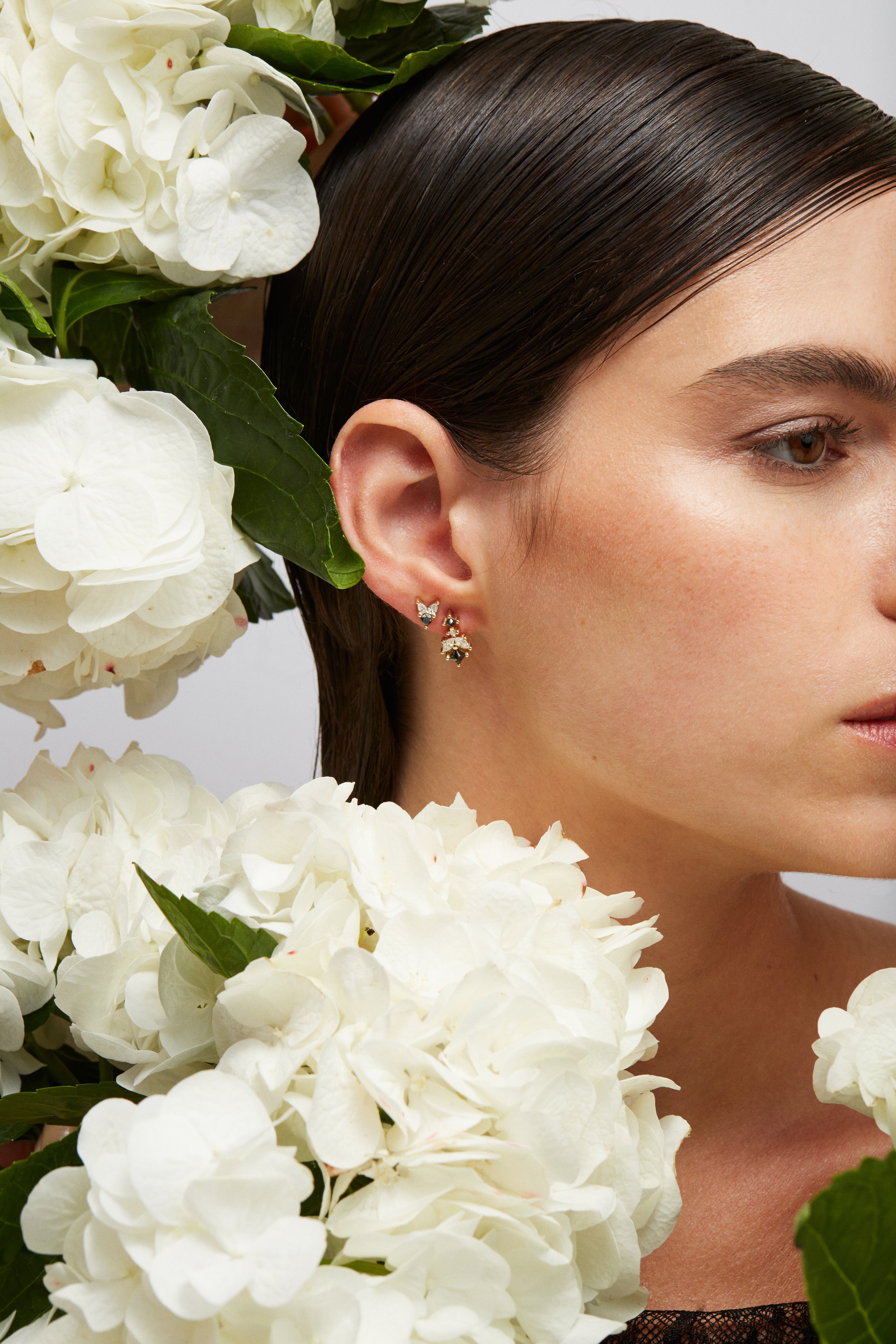 עגילים צמודים מזהב צהוב משובצים יהלומים לבנים ושחורים מקולקציית "PIERCING"