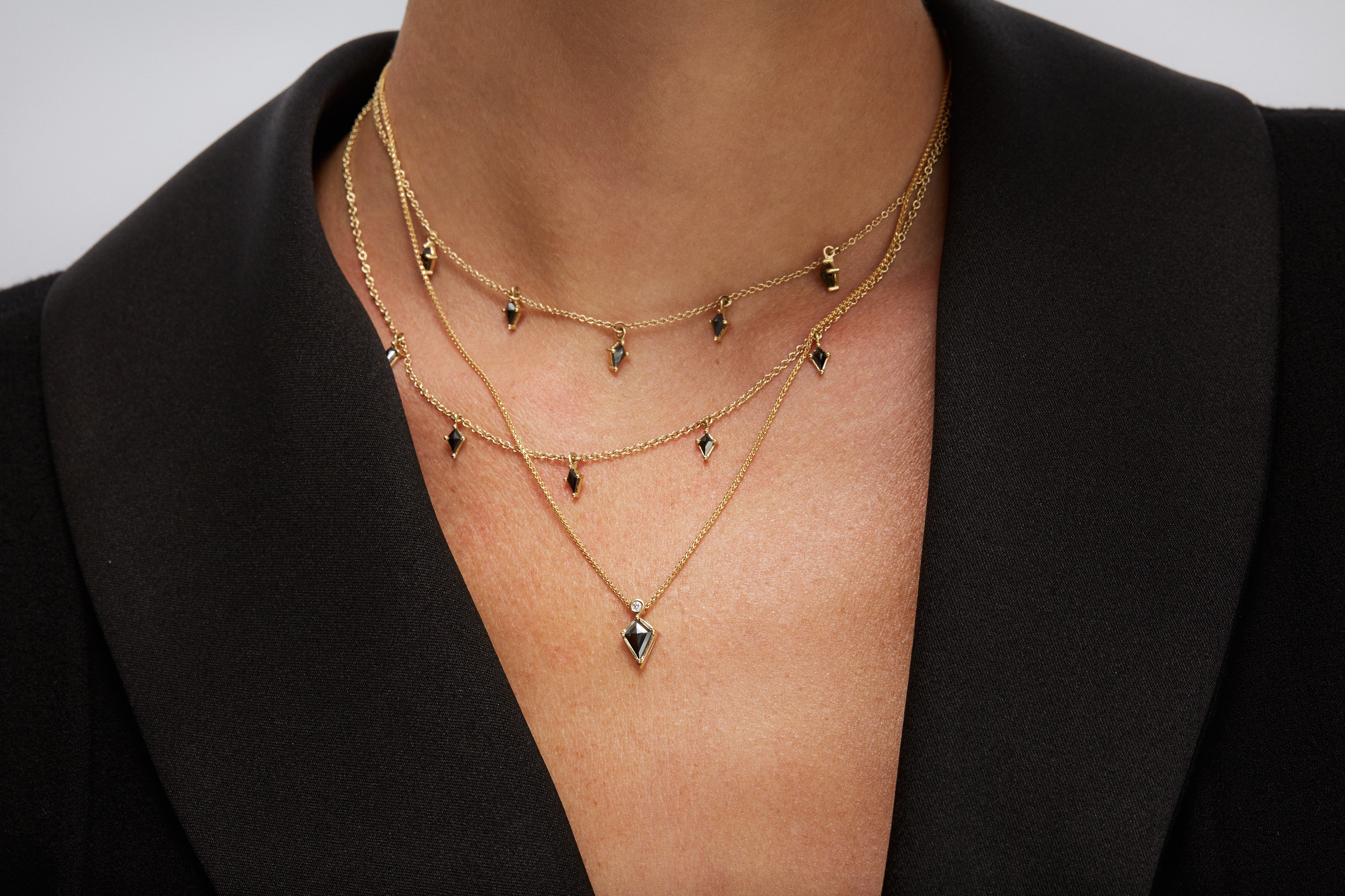 שרשרת זהב צהוב ויהלום שחור מרכזי מקולקציית "Kite"