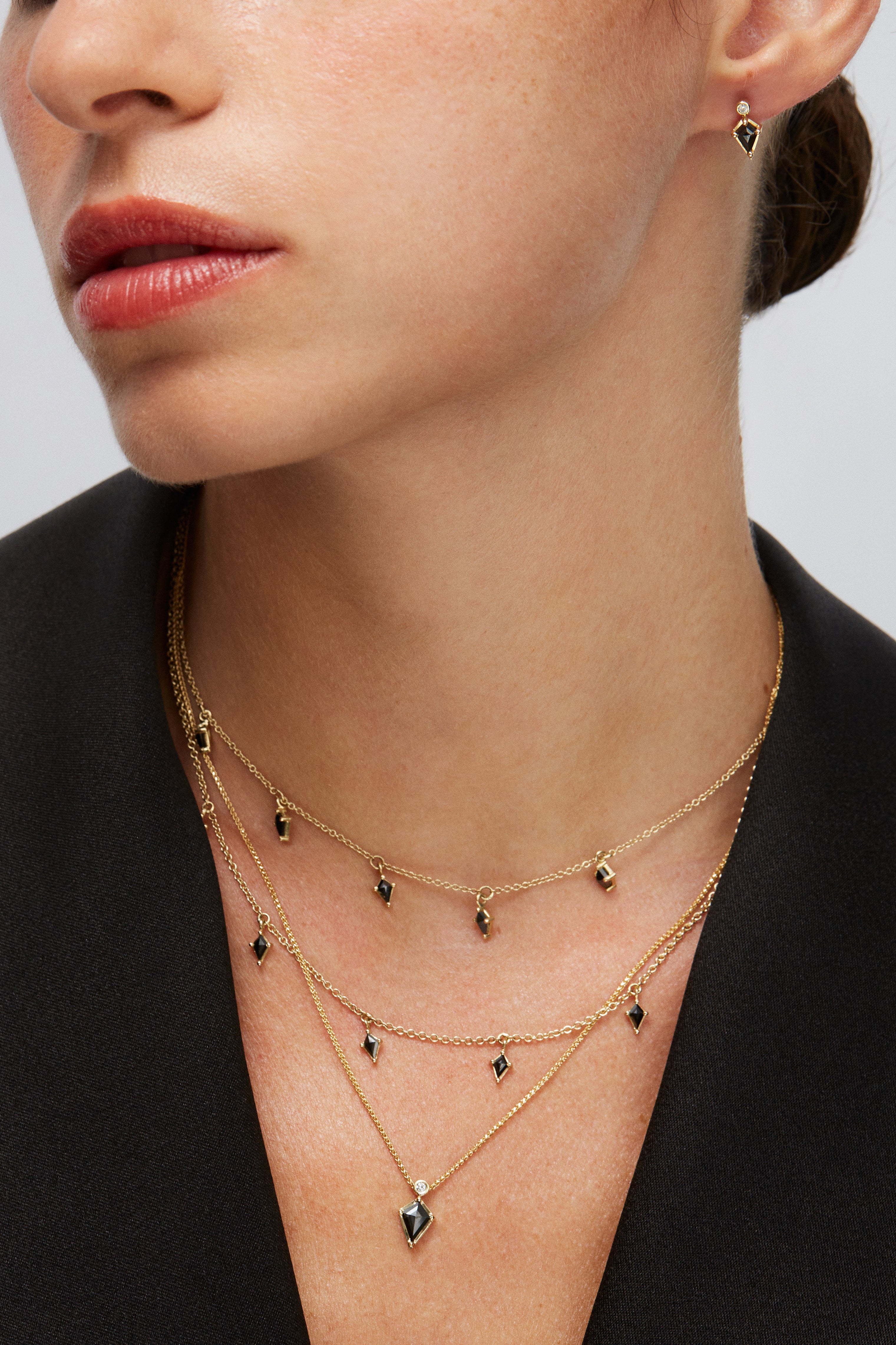 שרשרת זהב צהוב קלאסית ועדינה עם 5 יהלומים שחורים בחיתוך "Kite"