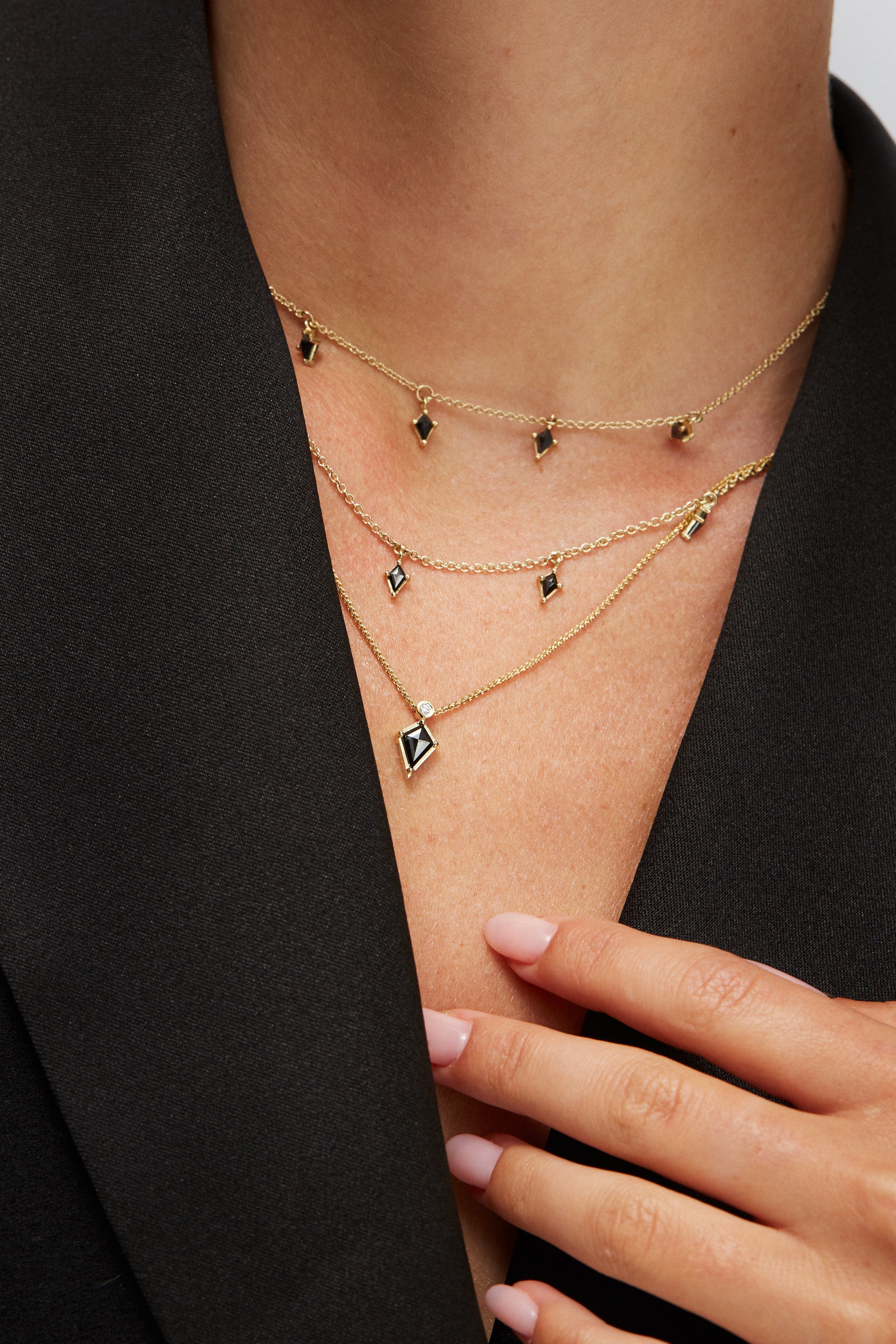 שרשרת זהב צהוב קלאסית ועדינה עם 5 יהלומים שחורים בחיתוך "Kite"