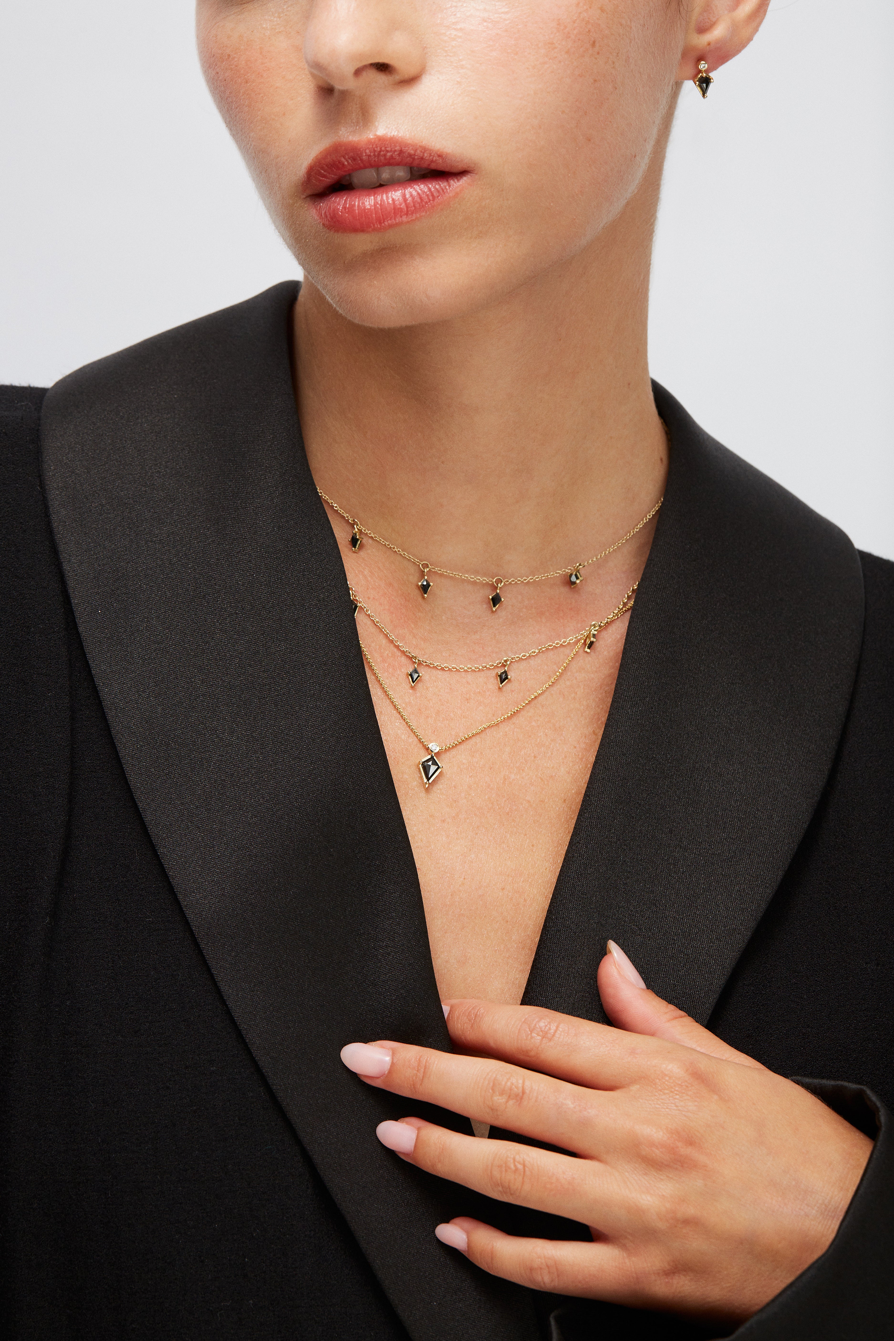 שרשרת זהב צהוב קלאסית ועדינה עם 5 יהלומים שחורים בחיתוך "Kite"