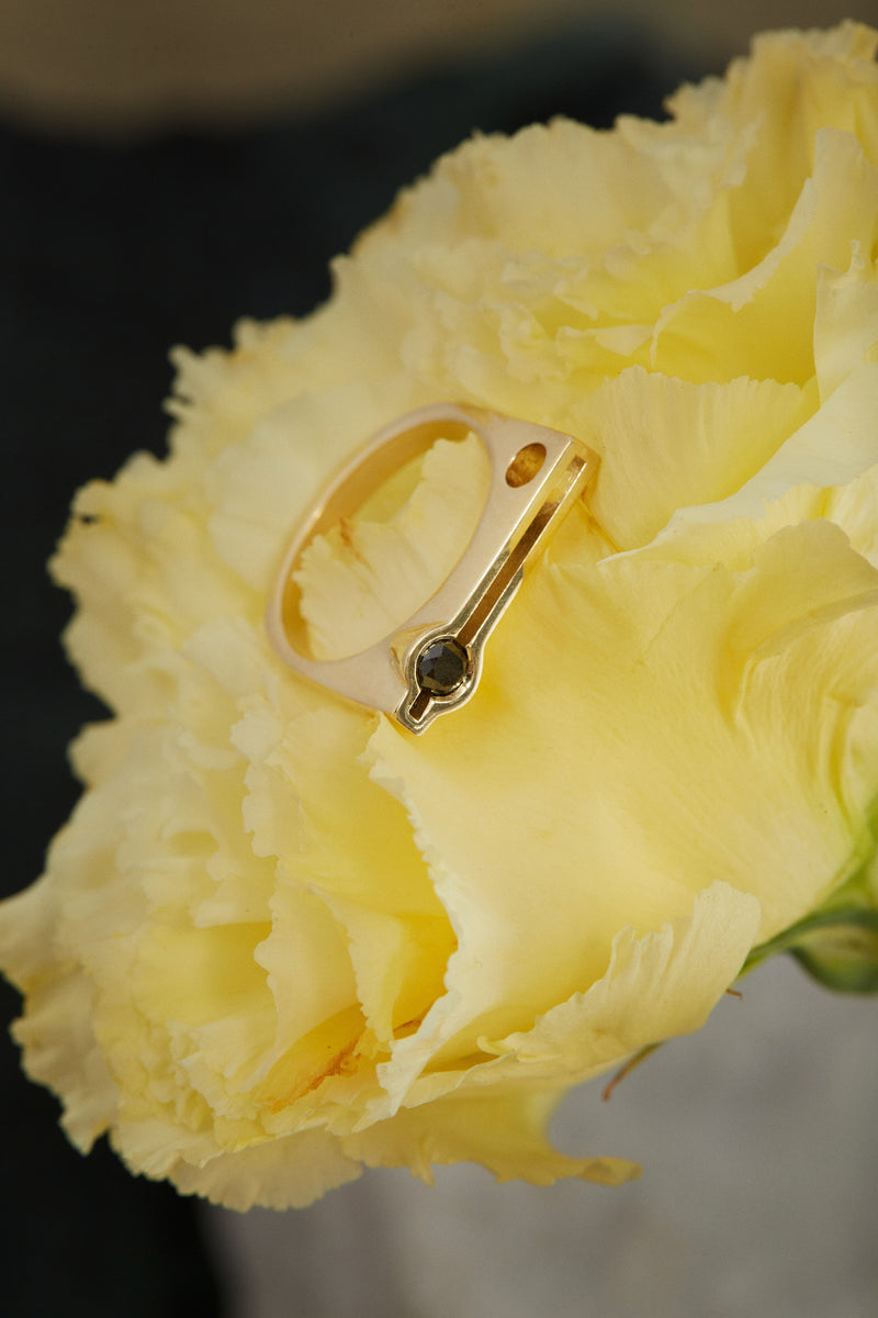 טבעת זהב צהוב בעיצוב גיאומטרי עם יהלום שחור בצד
