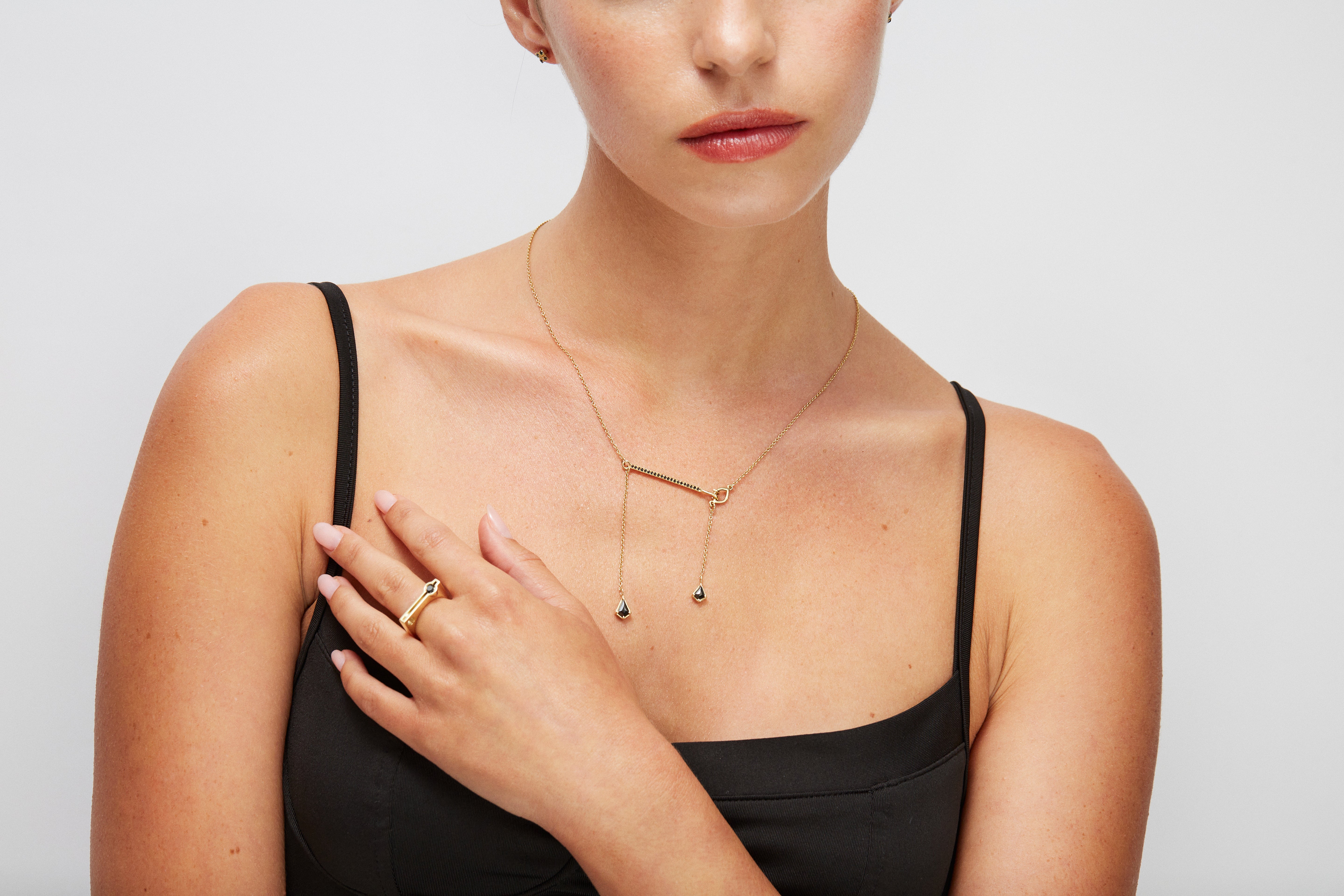 טבעת זהב צהוב בעיצוב גיאומטרי עם יהלום שחור בצד