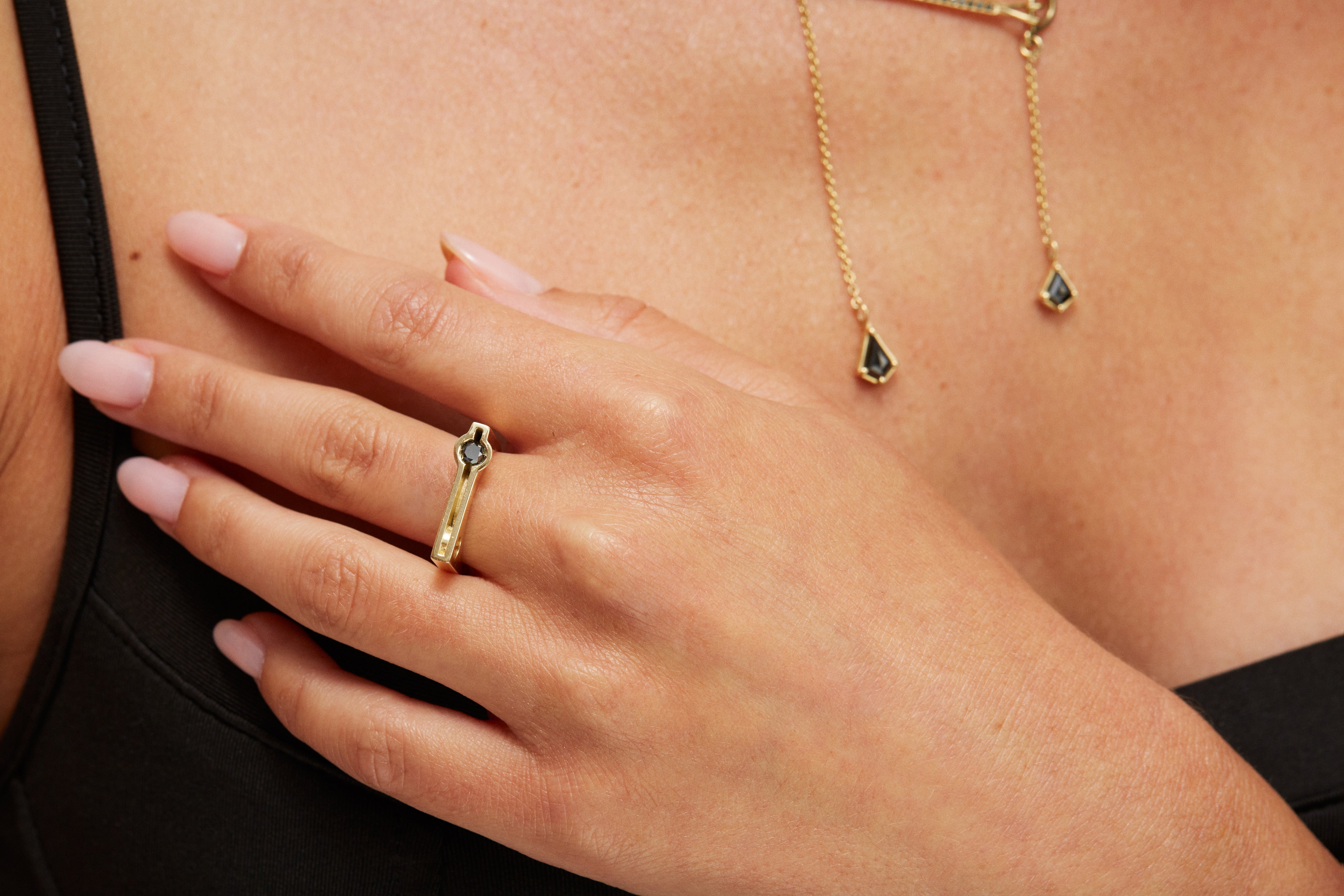 טבעת זהב צהוב בעיצוב גיאומטרי עם יהלום שחור בצד