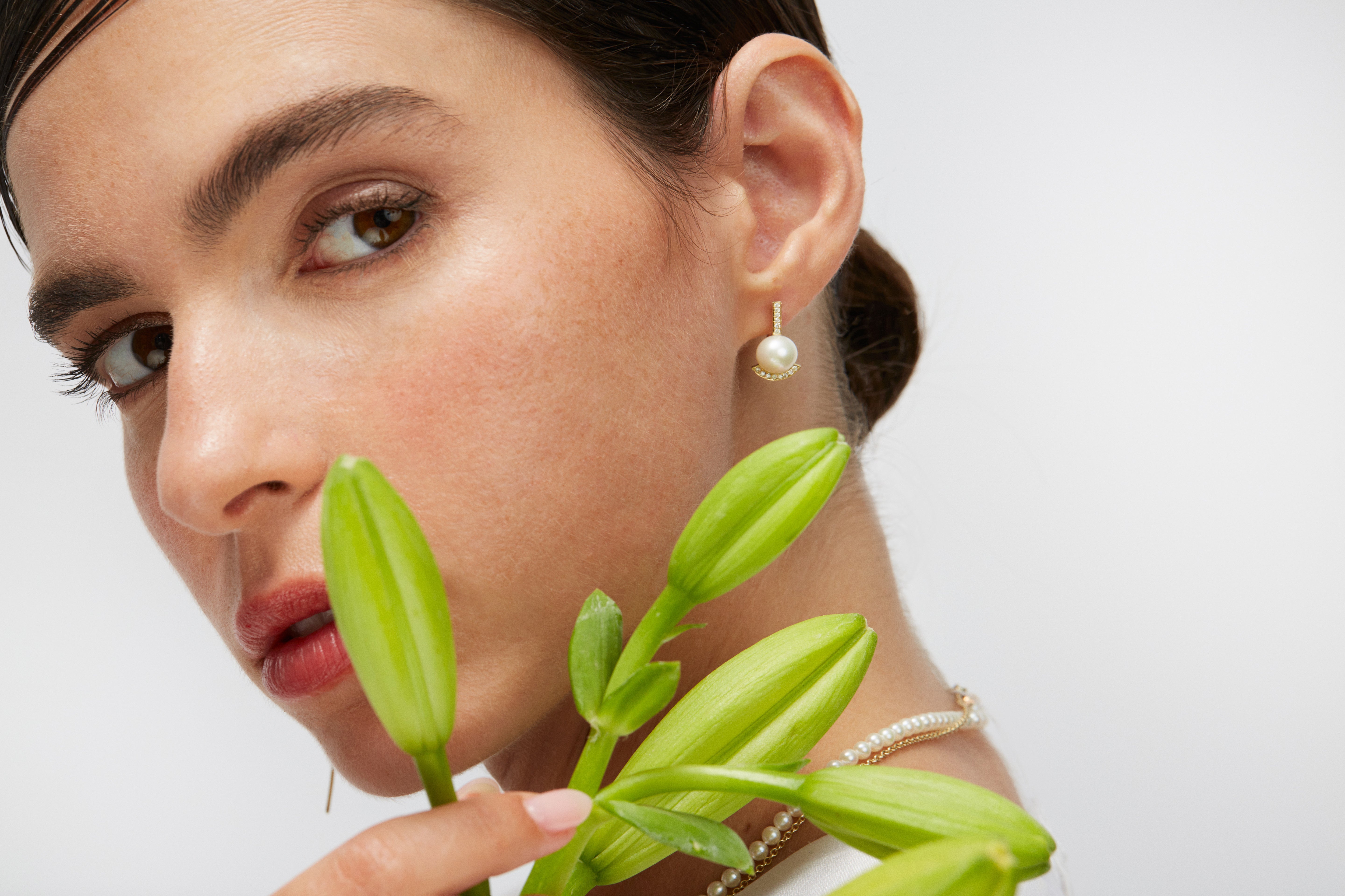 עגילי זהב צהוב, פנינים ויהלומים עם סוגר בריטי