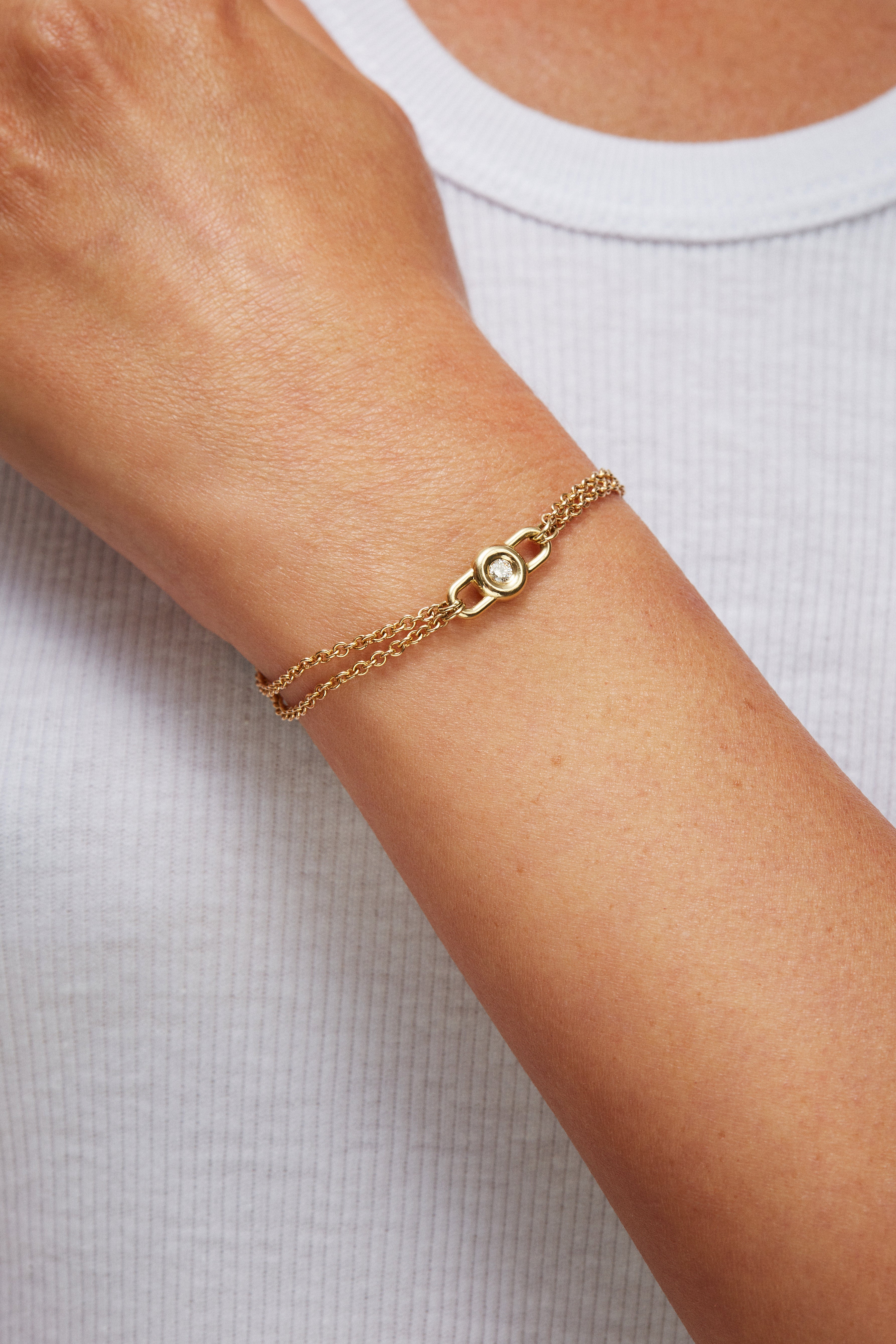 צמיד זהב עם תליון משובץ יהלום