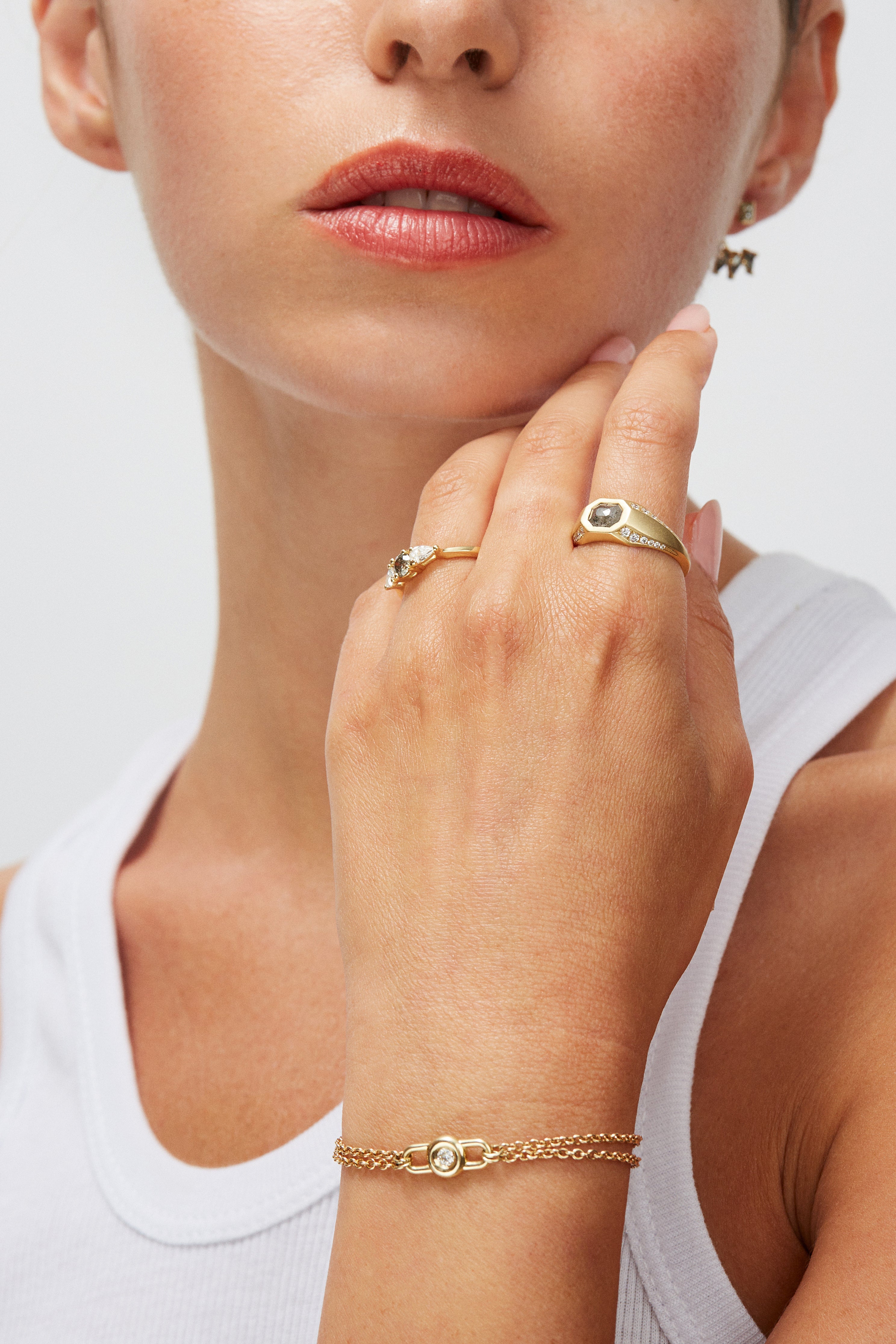 צמיד זהב עם תליון משובץ יהלום