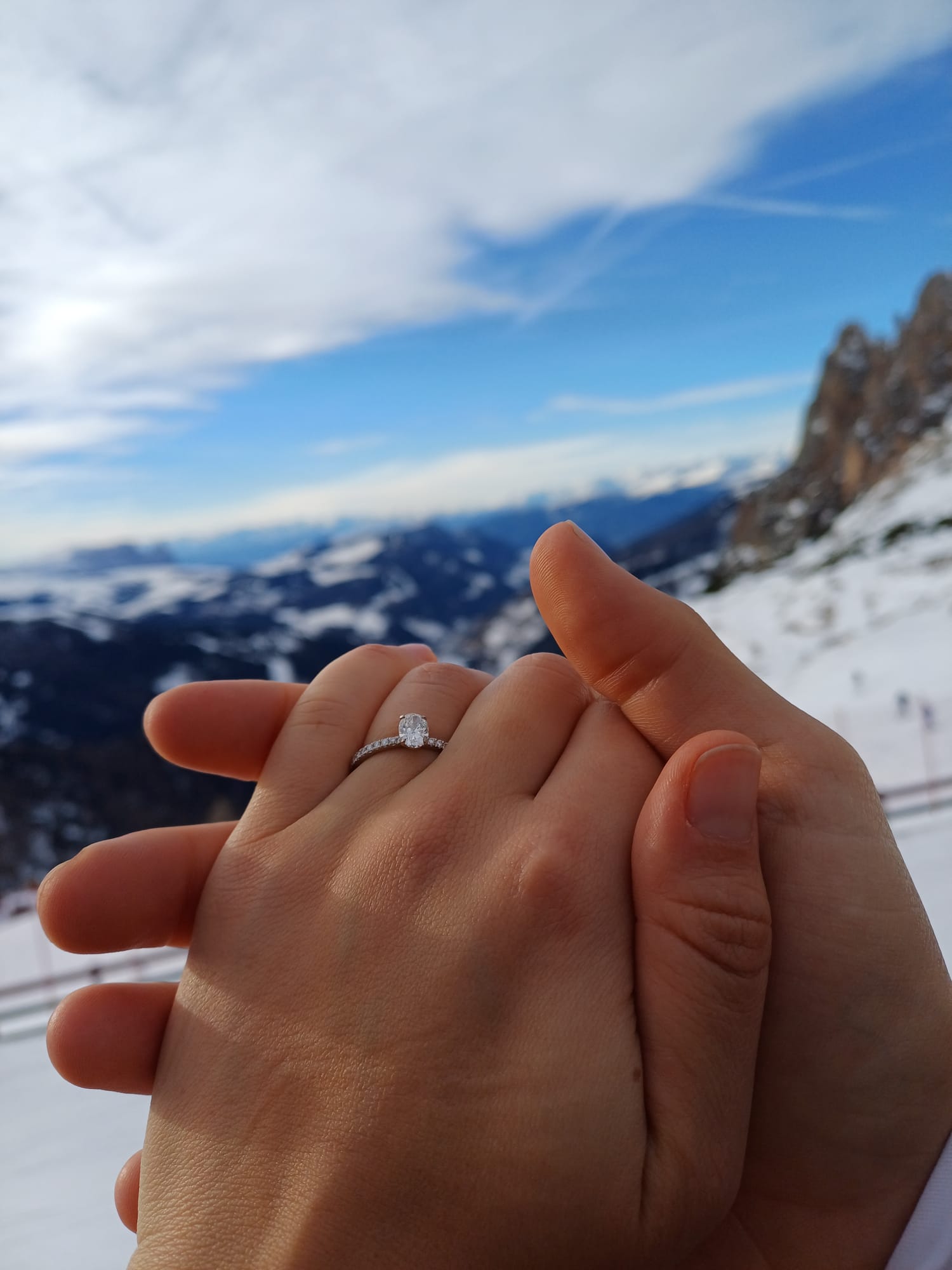 טבעת סוליטר קלאסית ליהלום אובל בשילוב יהלומים בצדדים