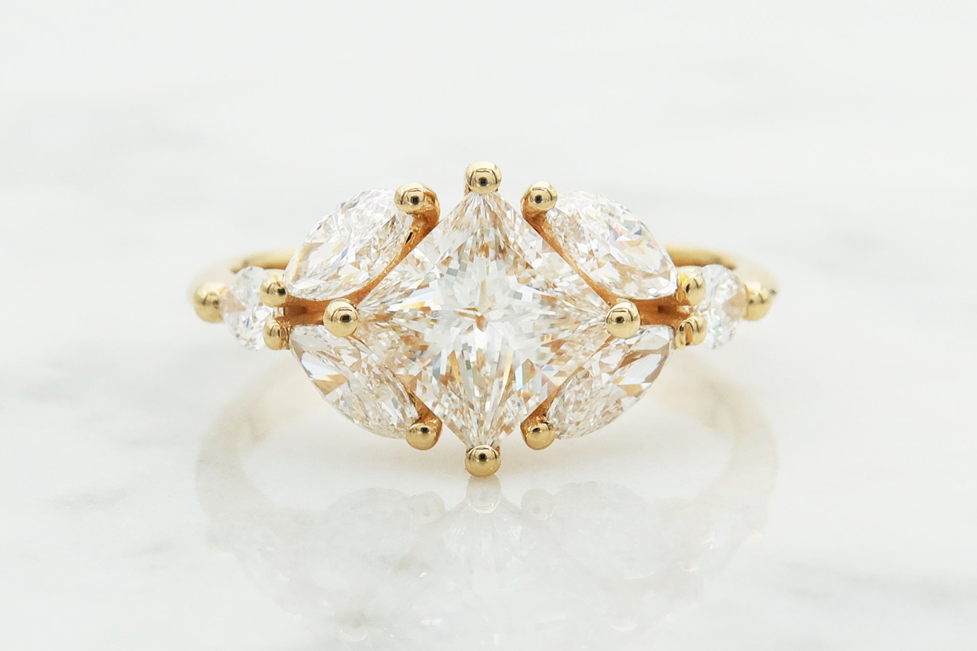 טבעת אירוסין משובצת יהלומים- פרינסס מרקיזה וטיפה