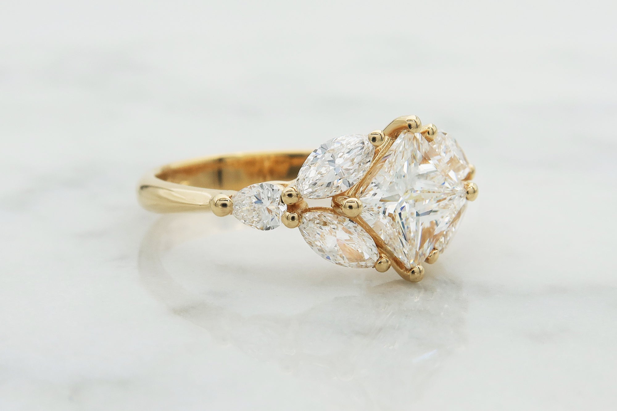 טבעת אירוסין משובצת יהלומים- פרינסס מרקיזה וטיפה