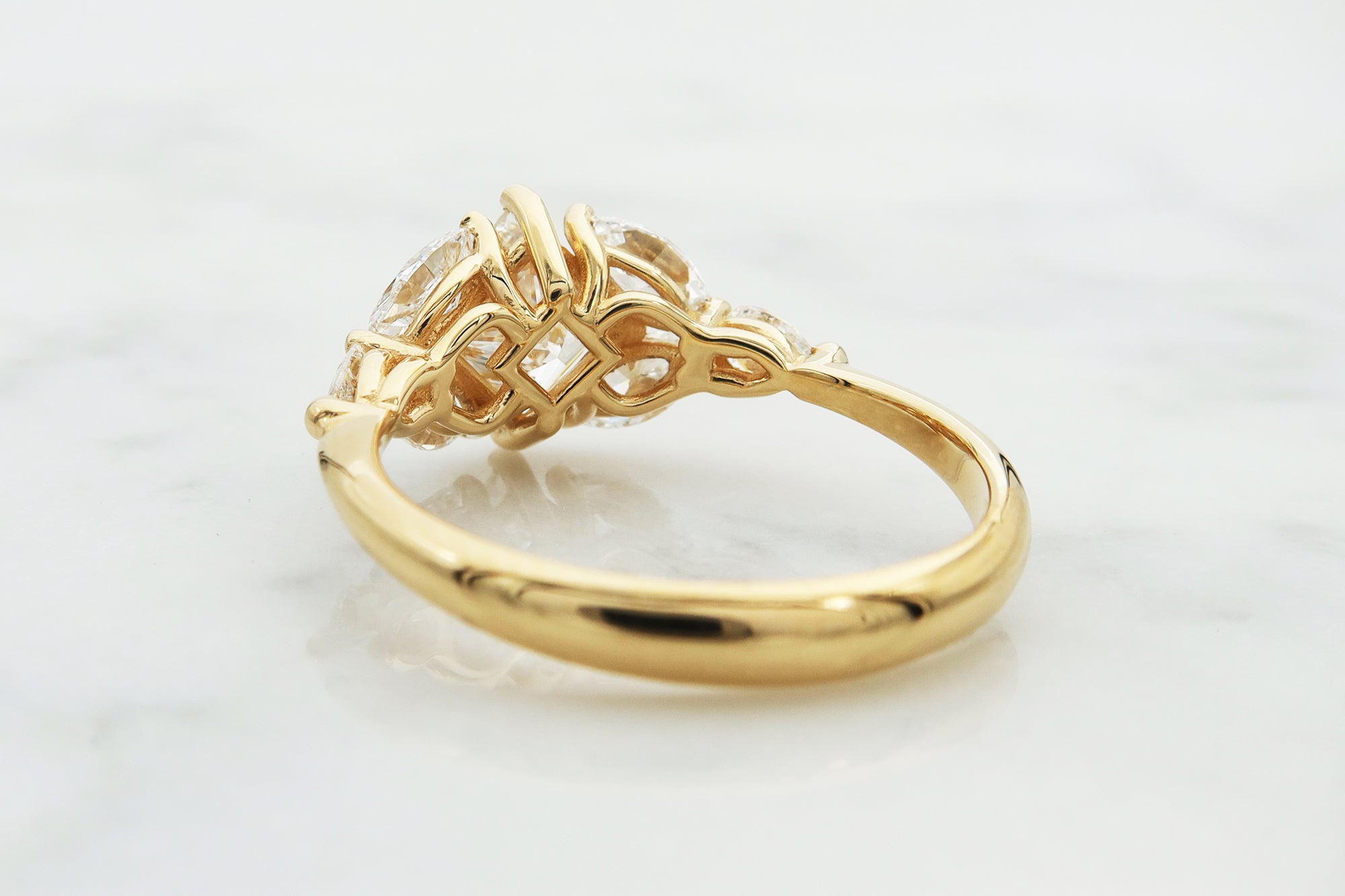 טבעת אירוסין משובצת יהלומים- פרינסס מרקיזה וטיפה