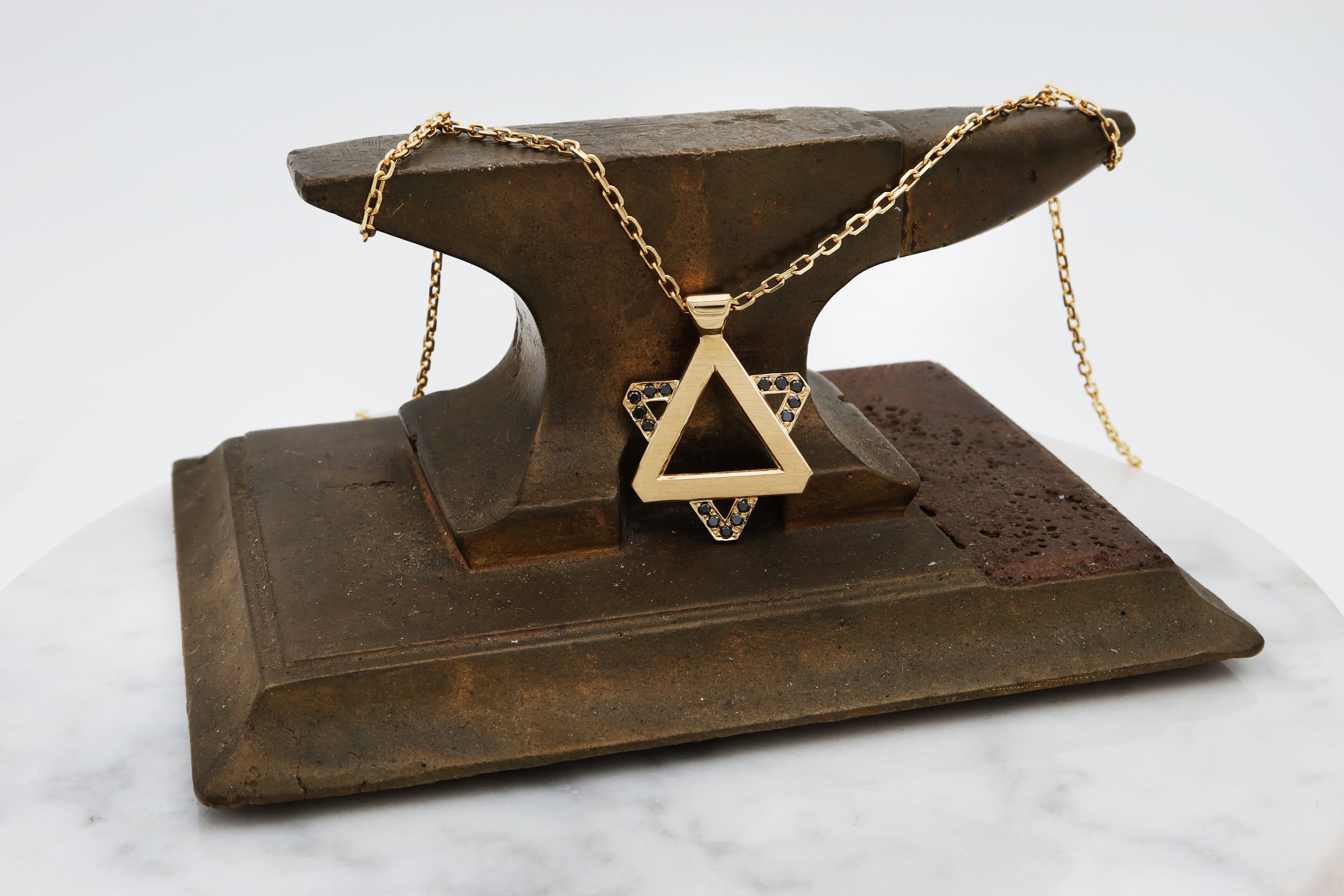 שרשרת מגן דוד מזהב בשילוב יהלומים שחורים