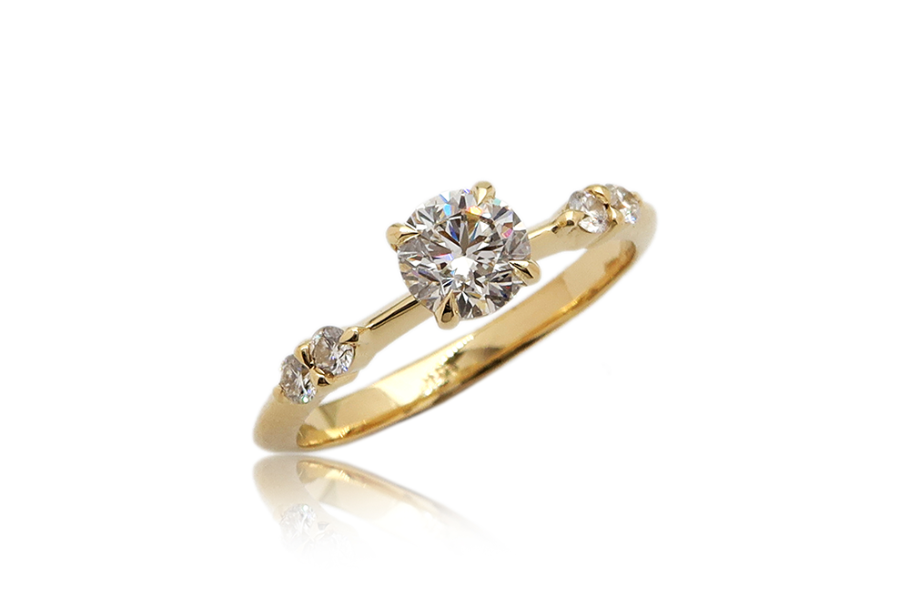 טבעת סוליטר משובצת יהלום 0.50ct ויהלומים בצדדים