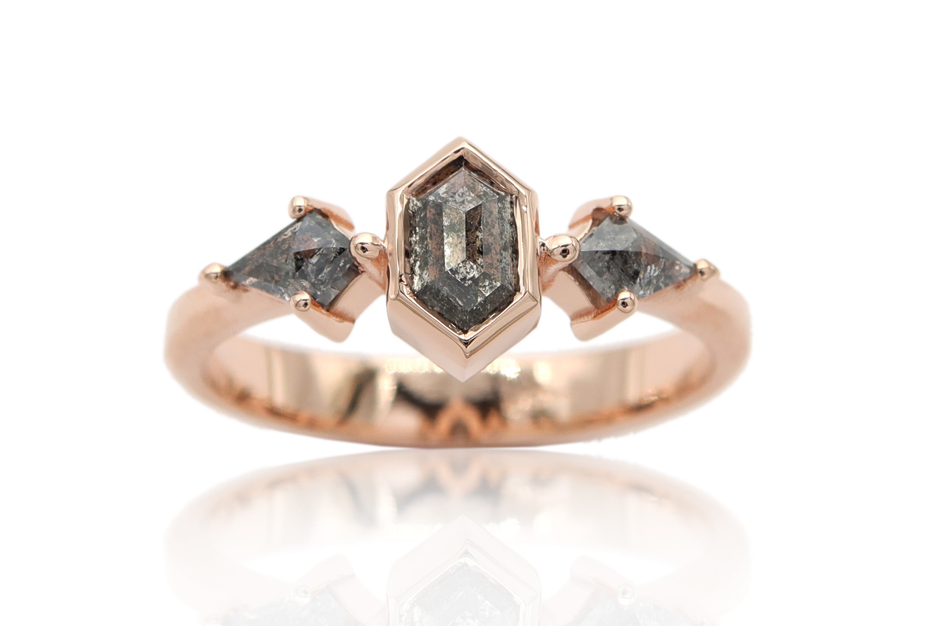 טבעת זהב אדום משובצת יהלומי Salt & Pepper