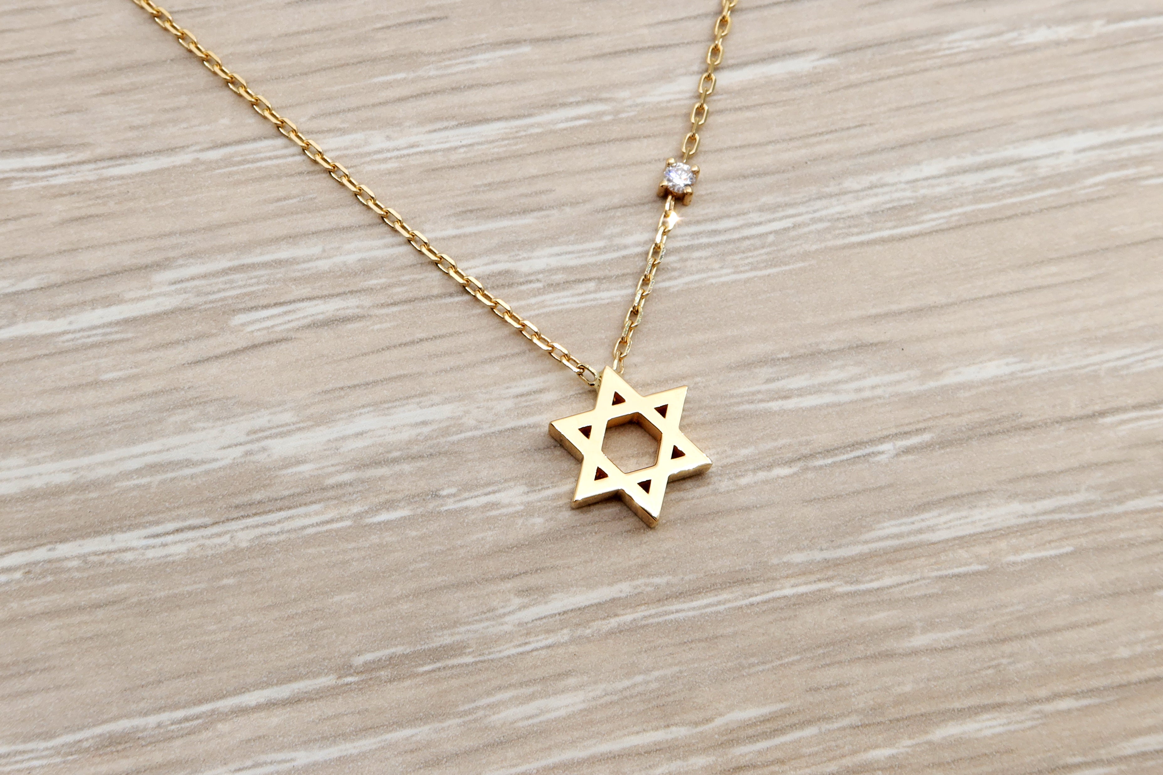 שרשרת מגן דוד מזהב עם יהלום בצד