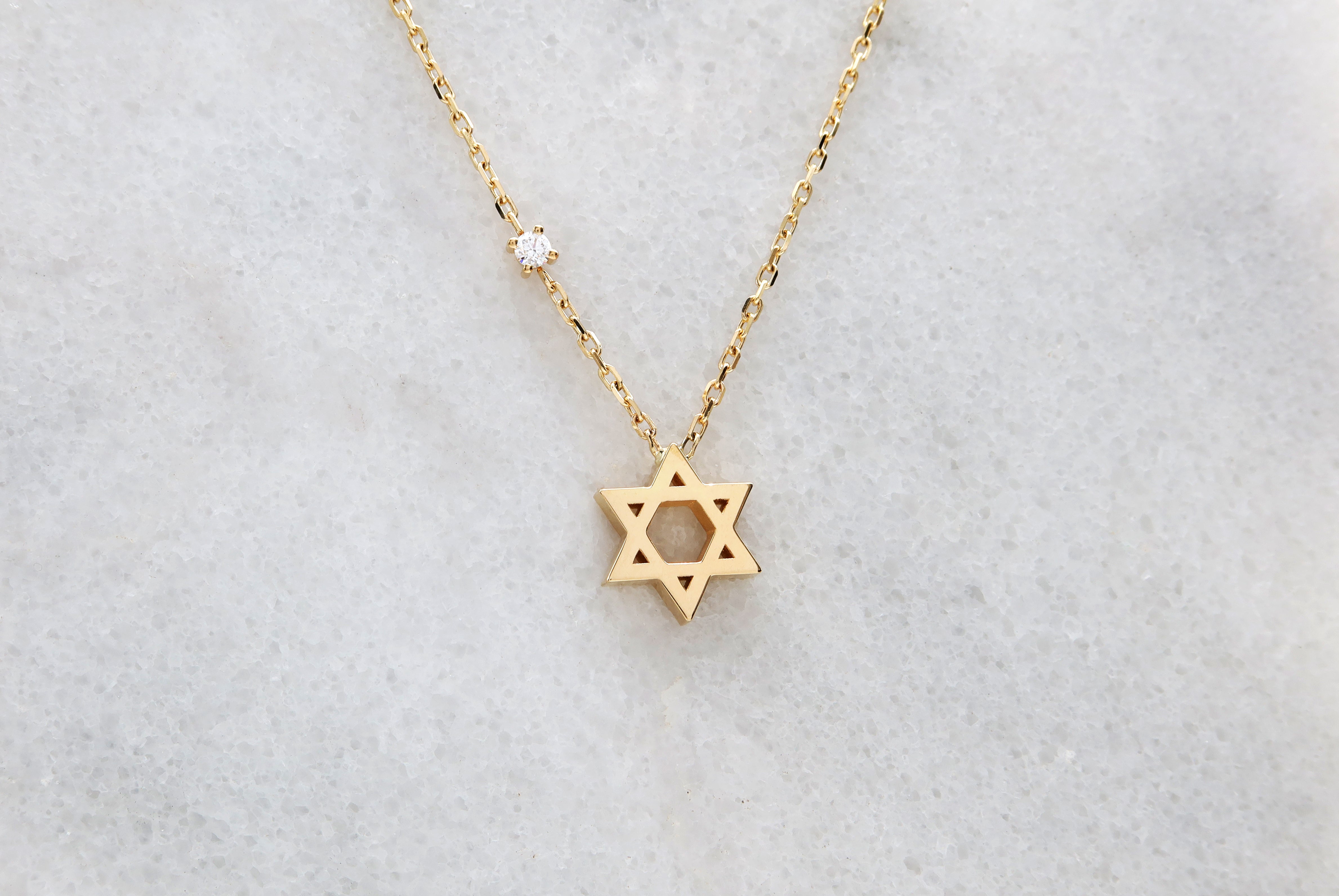 שרשרת מגן דוד מזהב עם יהלום בצד
