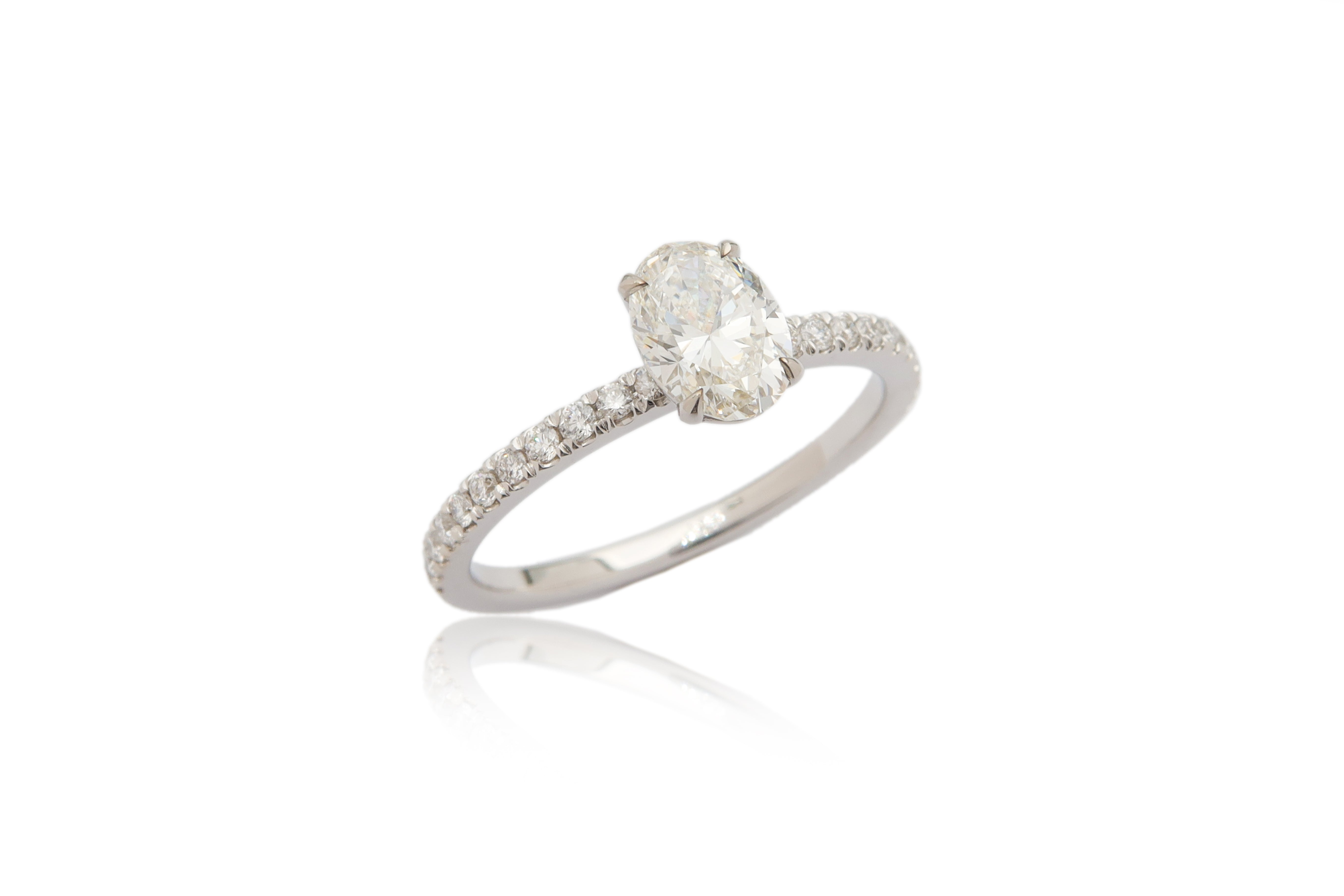 טבעת סוליטר קלאסית ליהלום אובל בשילוב יהלומים בצדדים