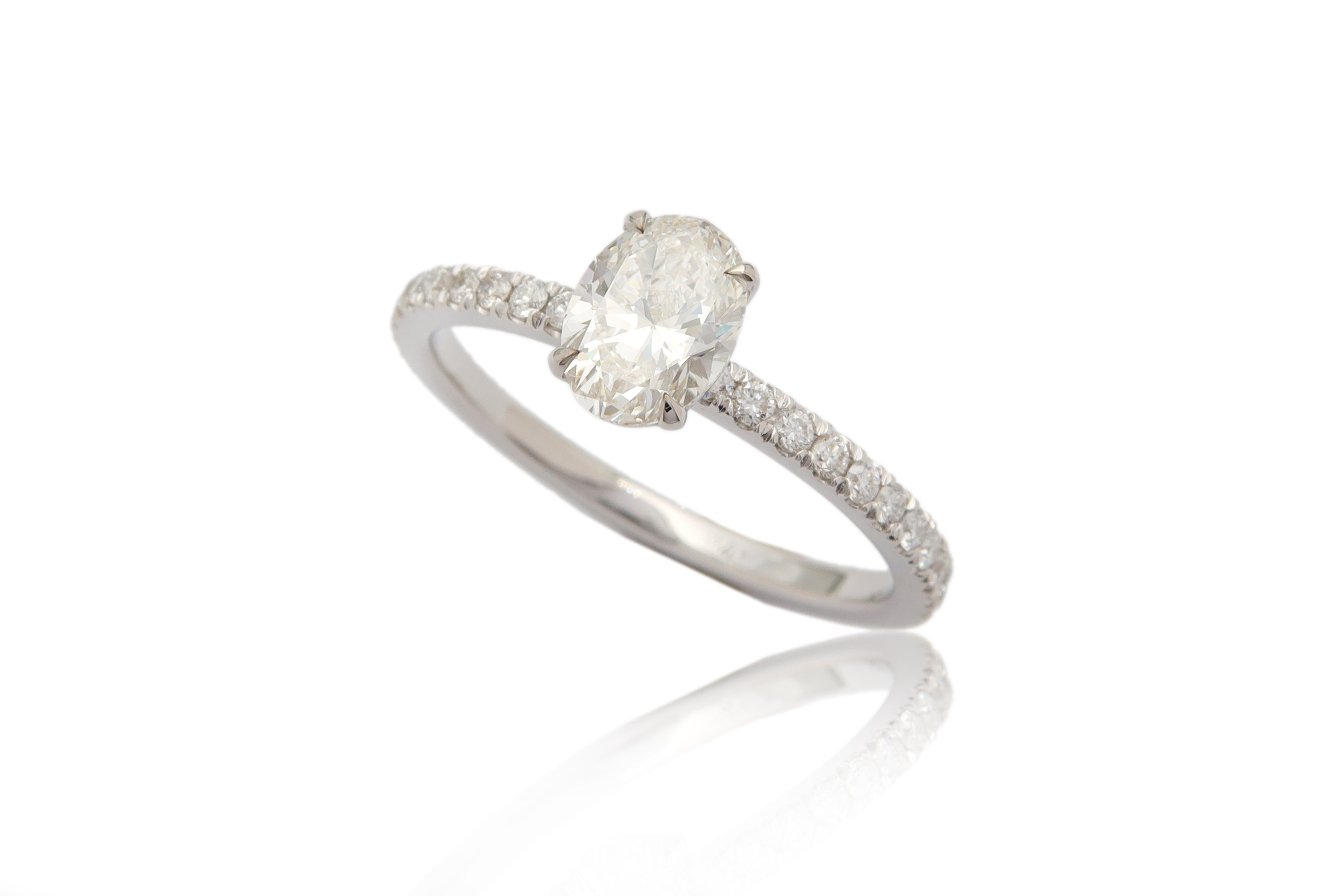 טבעת סוליטר קלאסית ליהלום אובל בשילוב יהלומים בצדדים