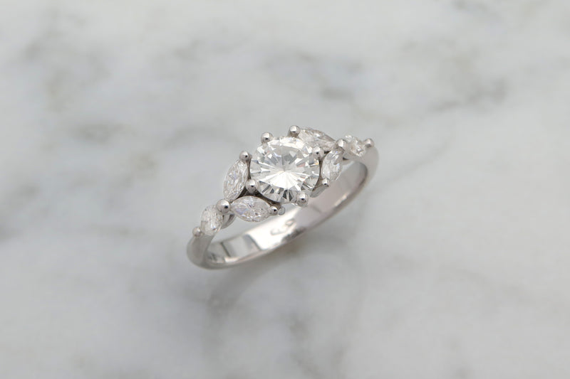 טבעת אירוסין מיוחדת מזהב לבן בשיבוץ יהלום עגול ויהלומי מרקיזה