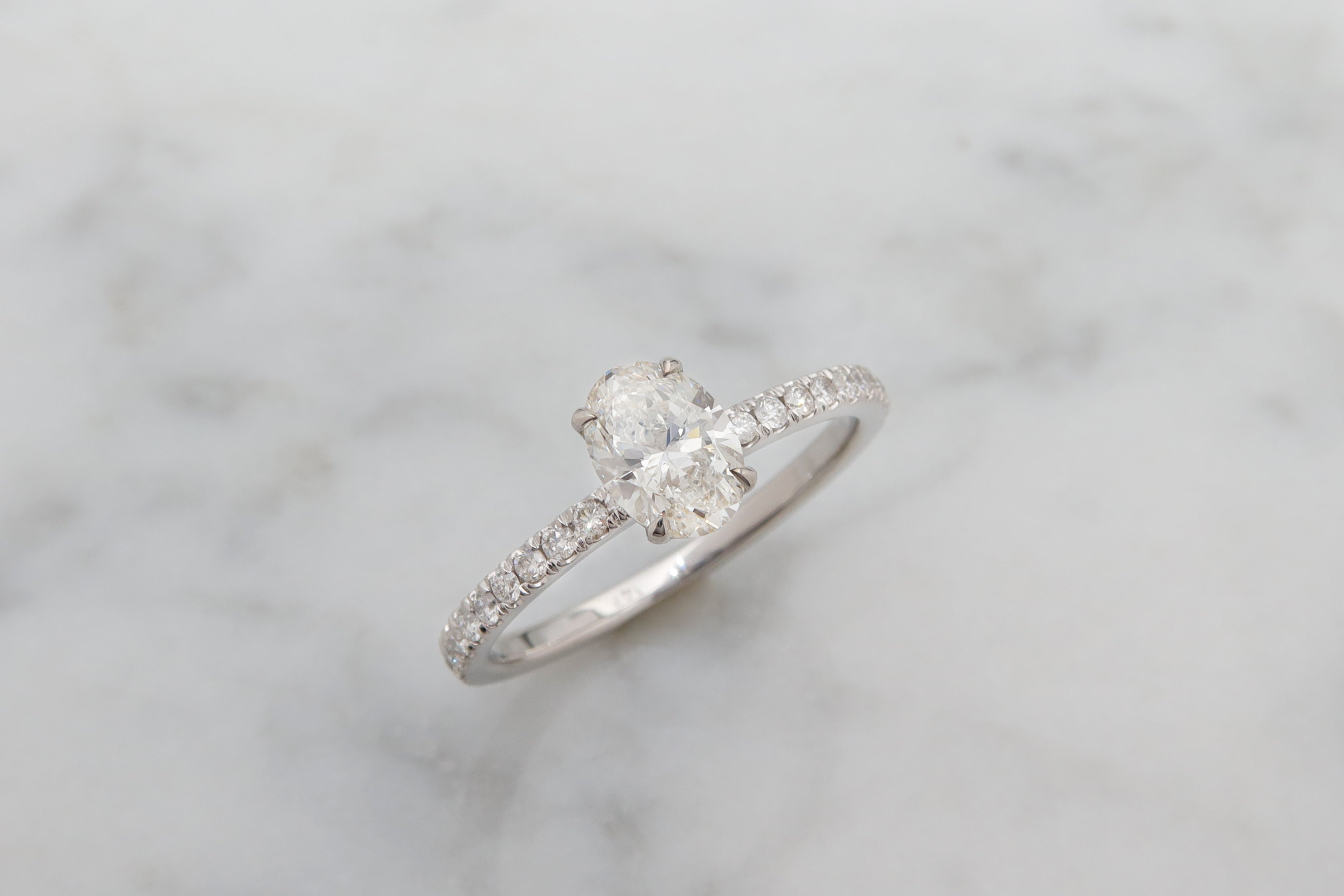 טבעת סוליטר קלאסית ליהלום אובל בשילוב יהלומים בצדדים