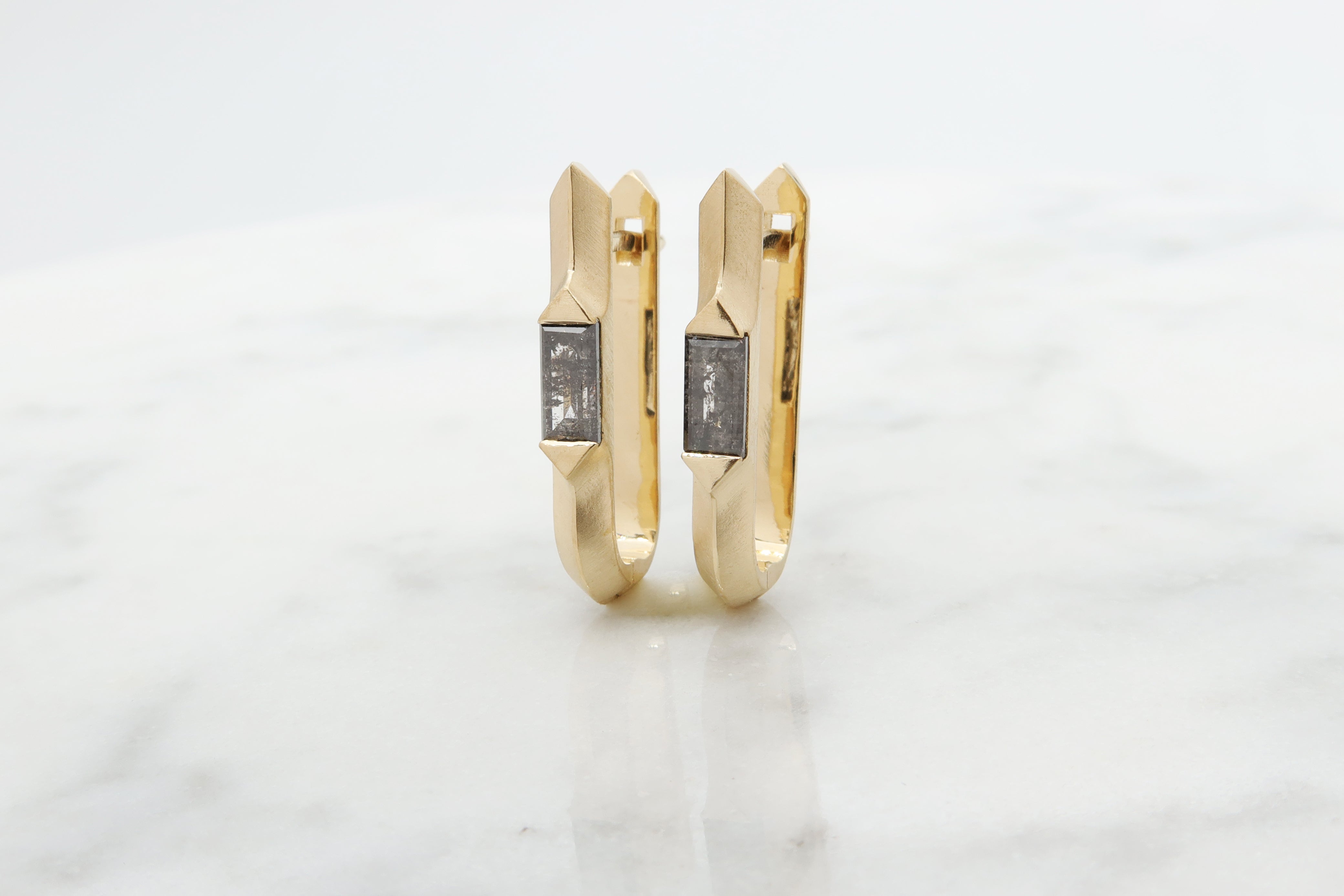 עגילי זהב משובצים יהלום salt & pepper בחיתוך בגט