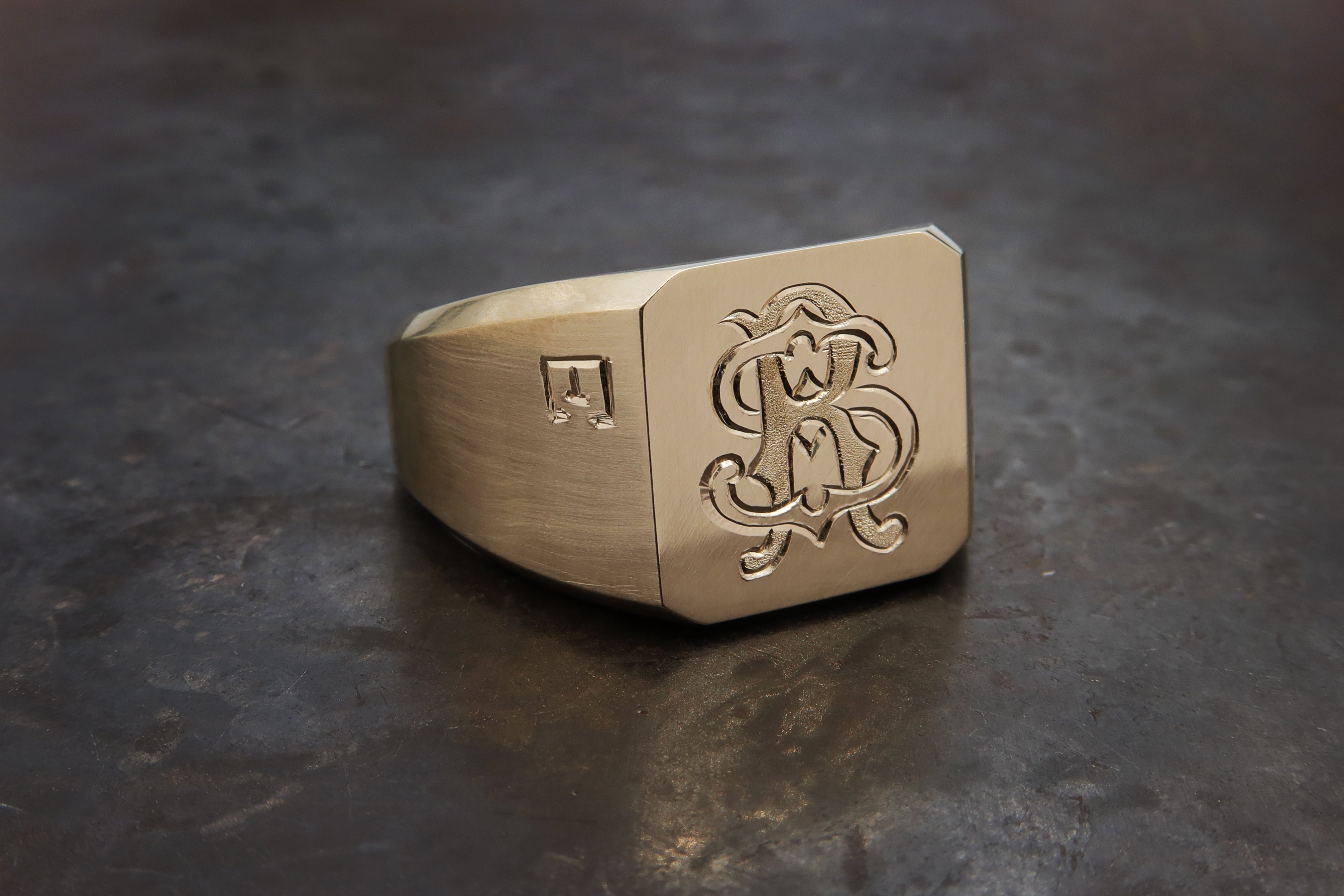 טבעת חותם מזהב עם חריטה אישית של ראשי תיבות