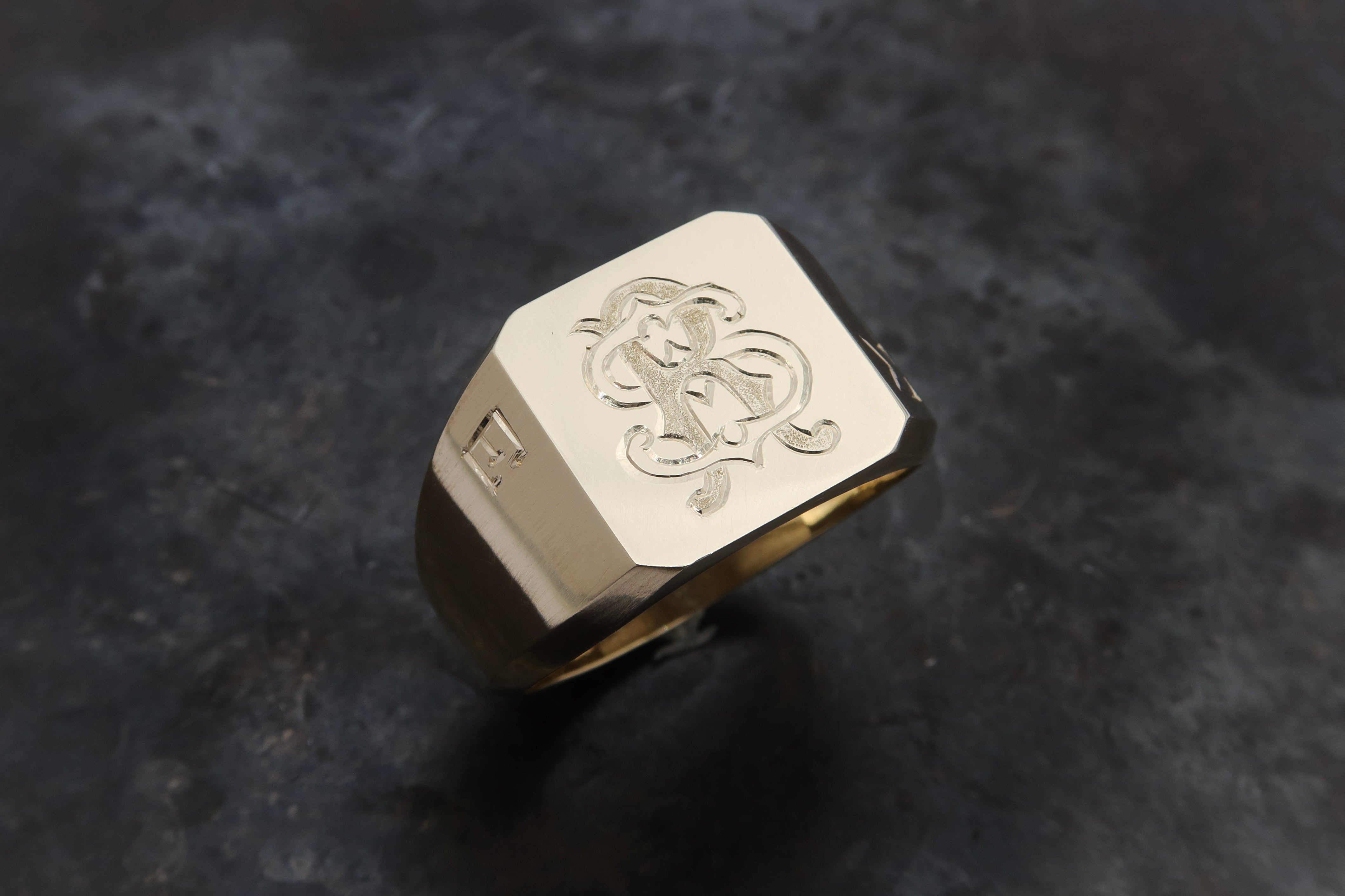 טבעת חותם מזהב עם חריטה אישית של ראשי תיבות