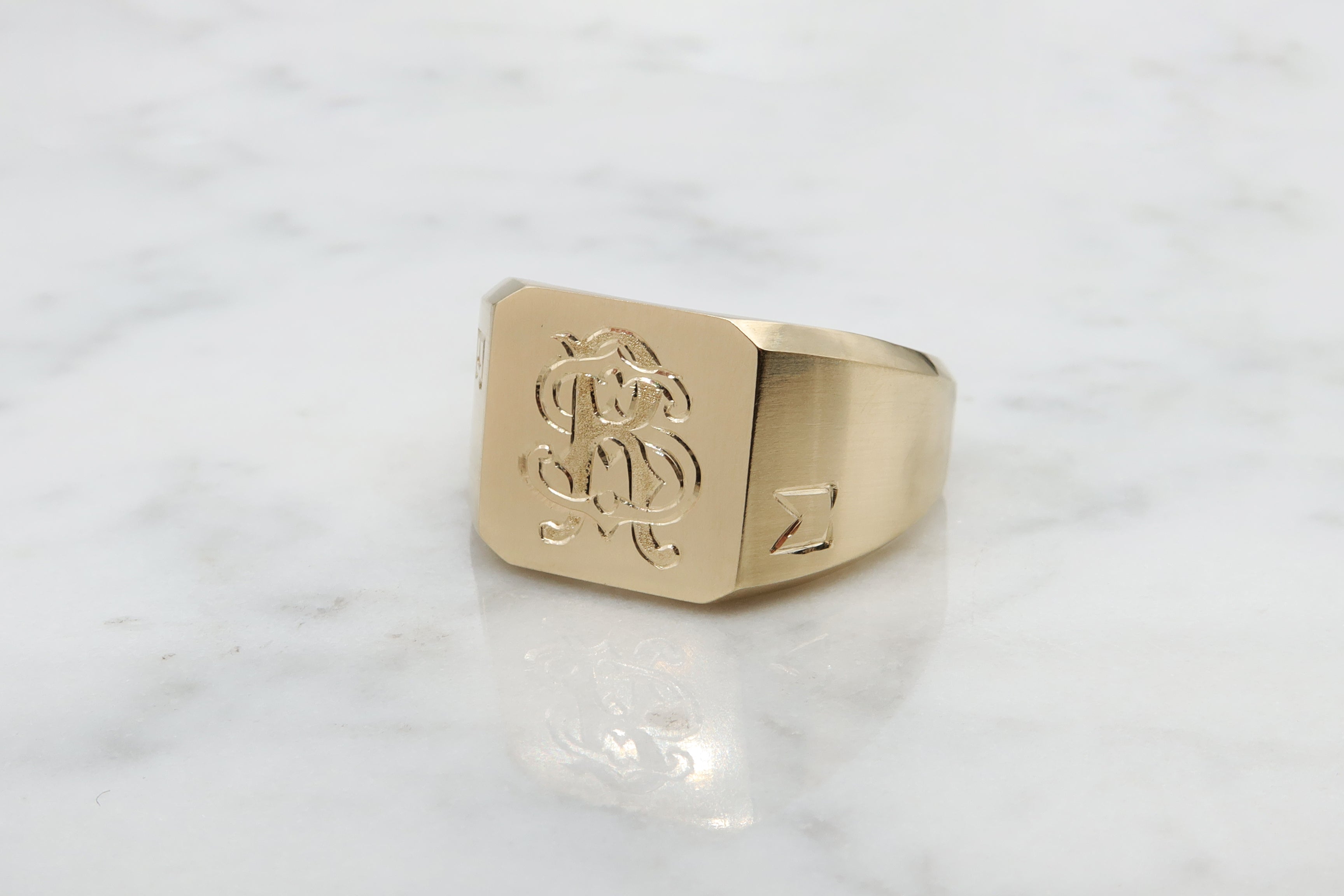 טבעת חותם מזהב עם חריטה אישית של ראשי תיבות