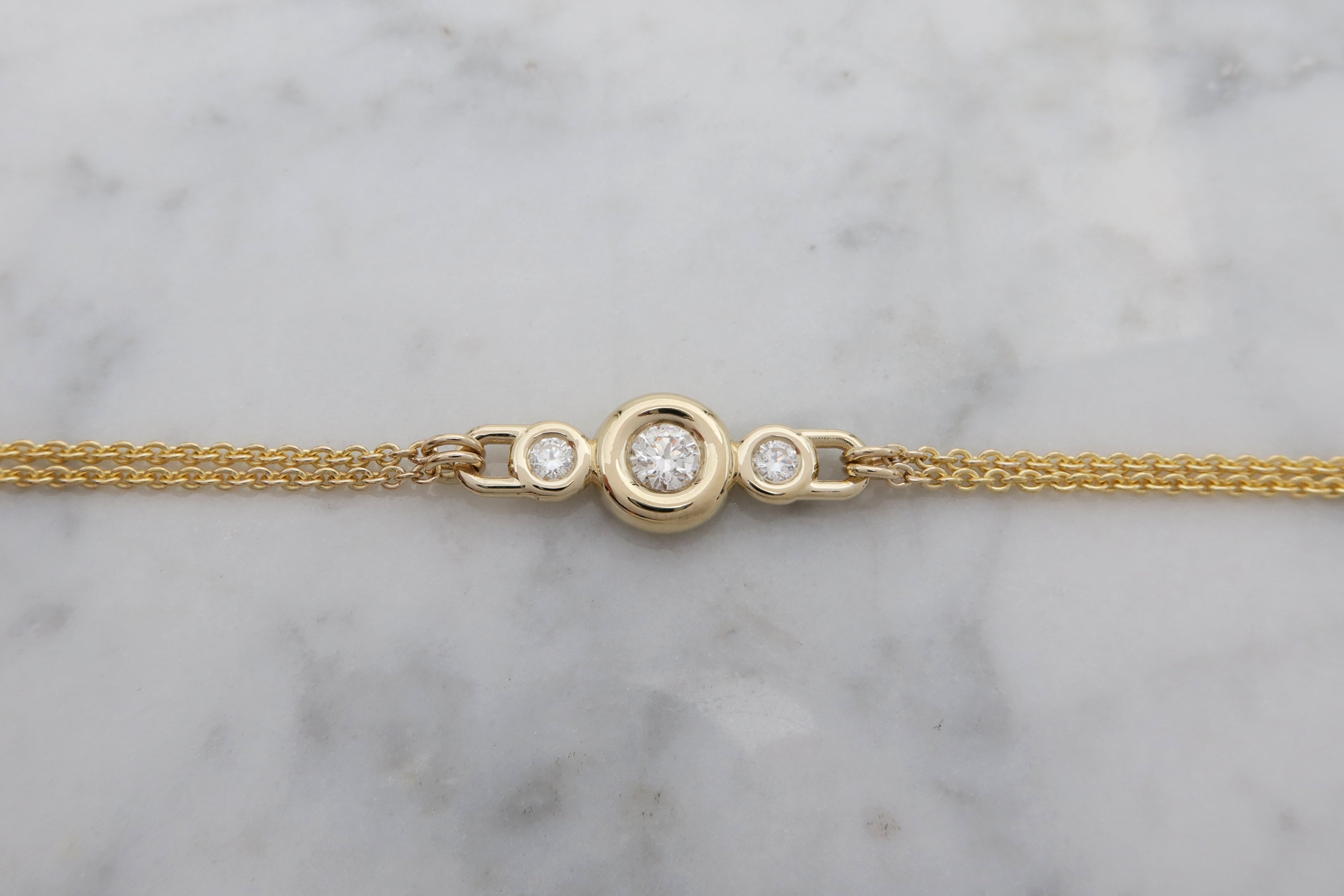 צמיד זהב עם תליון משובץ יהלומים