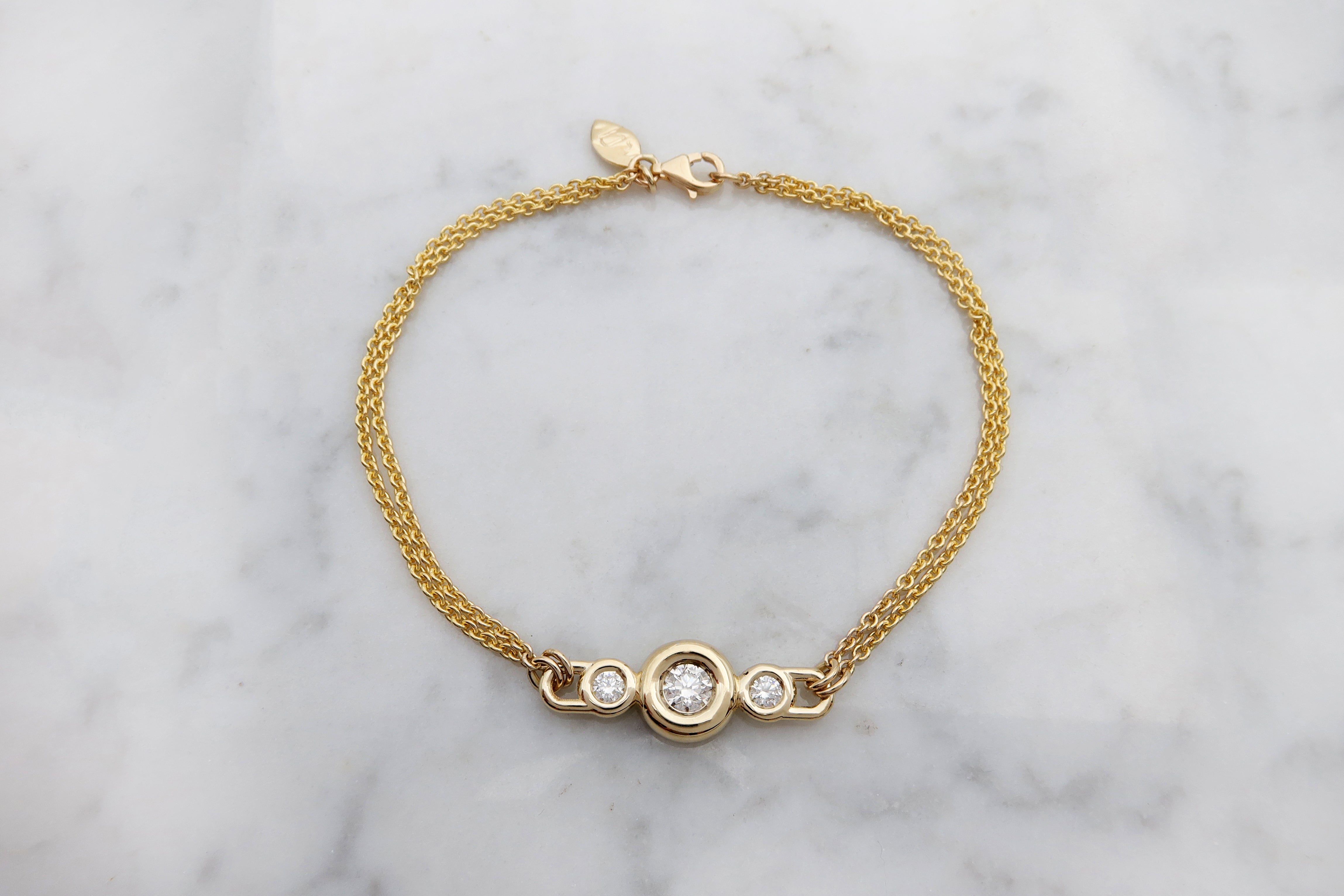 צמיד זהב עם תליון משובץ יהלומים