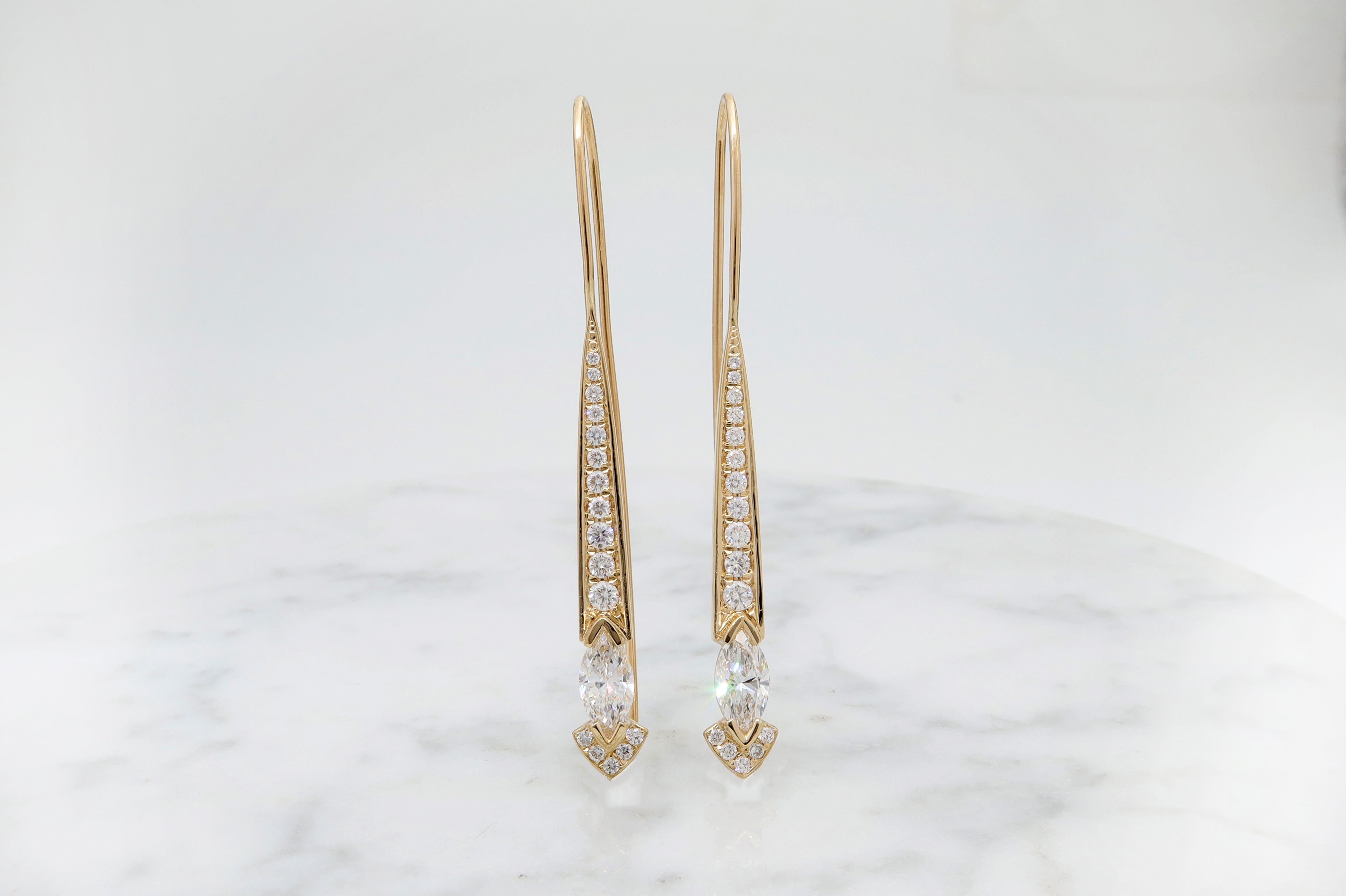 עגילים ארט דוקו תלויים מזהב צהוב משובצים יהלומים בצורת מרקיזה