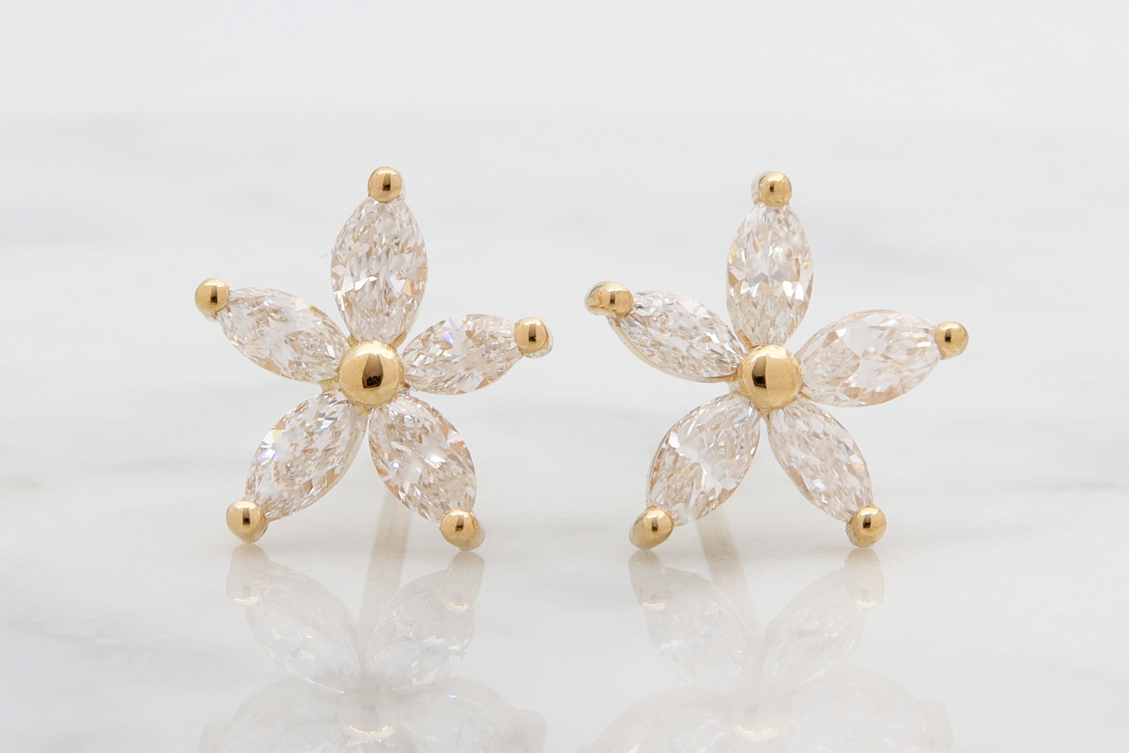 עגילי זהב צמודים בצורת פרח משובצים יהלומים