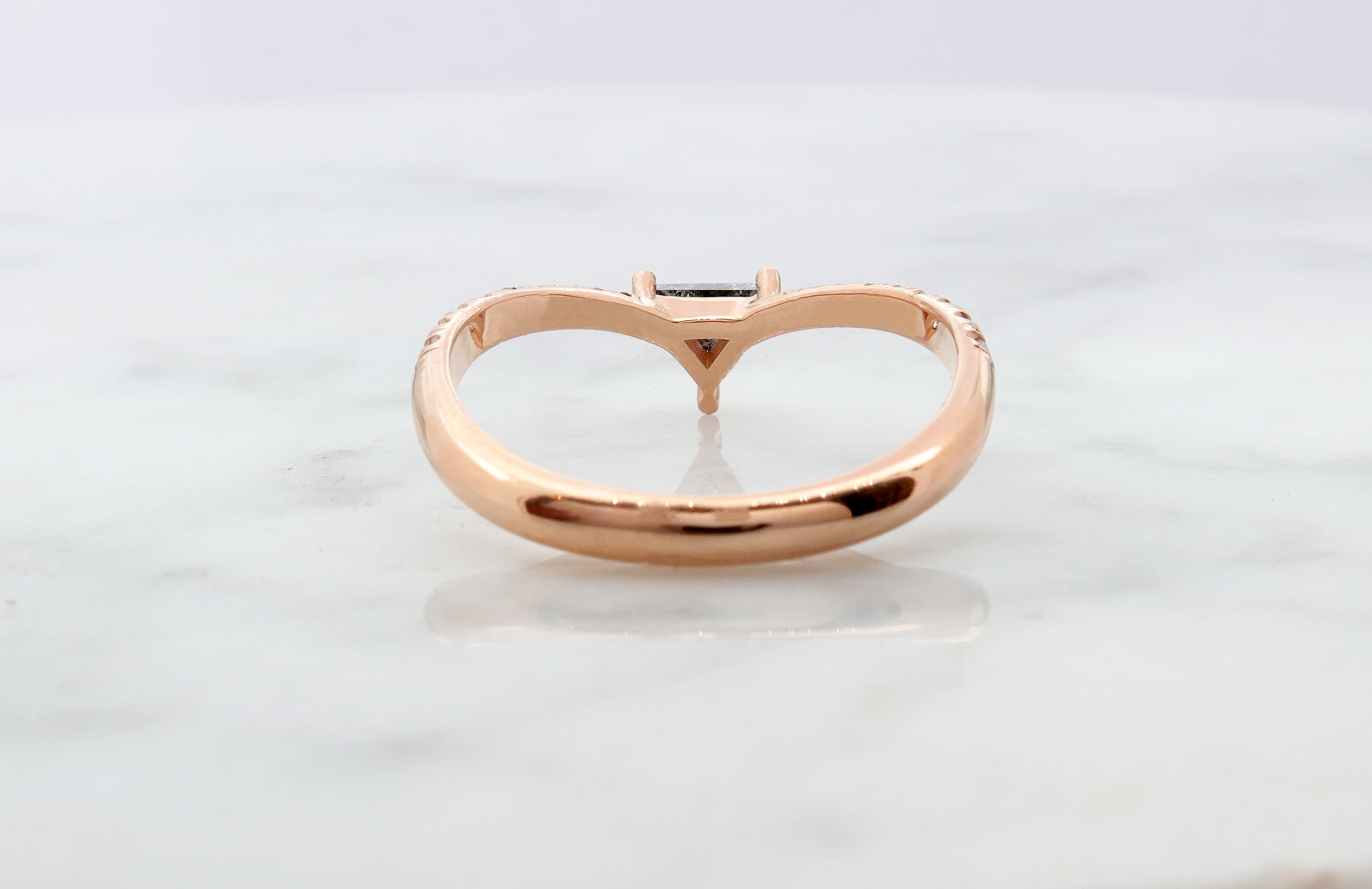 טבעת יהלום Salt & Pepper משולש בשילוב יהלומים לבנים