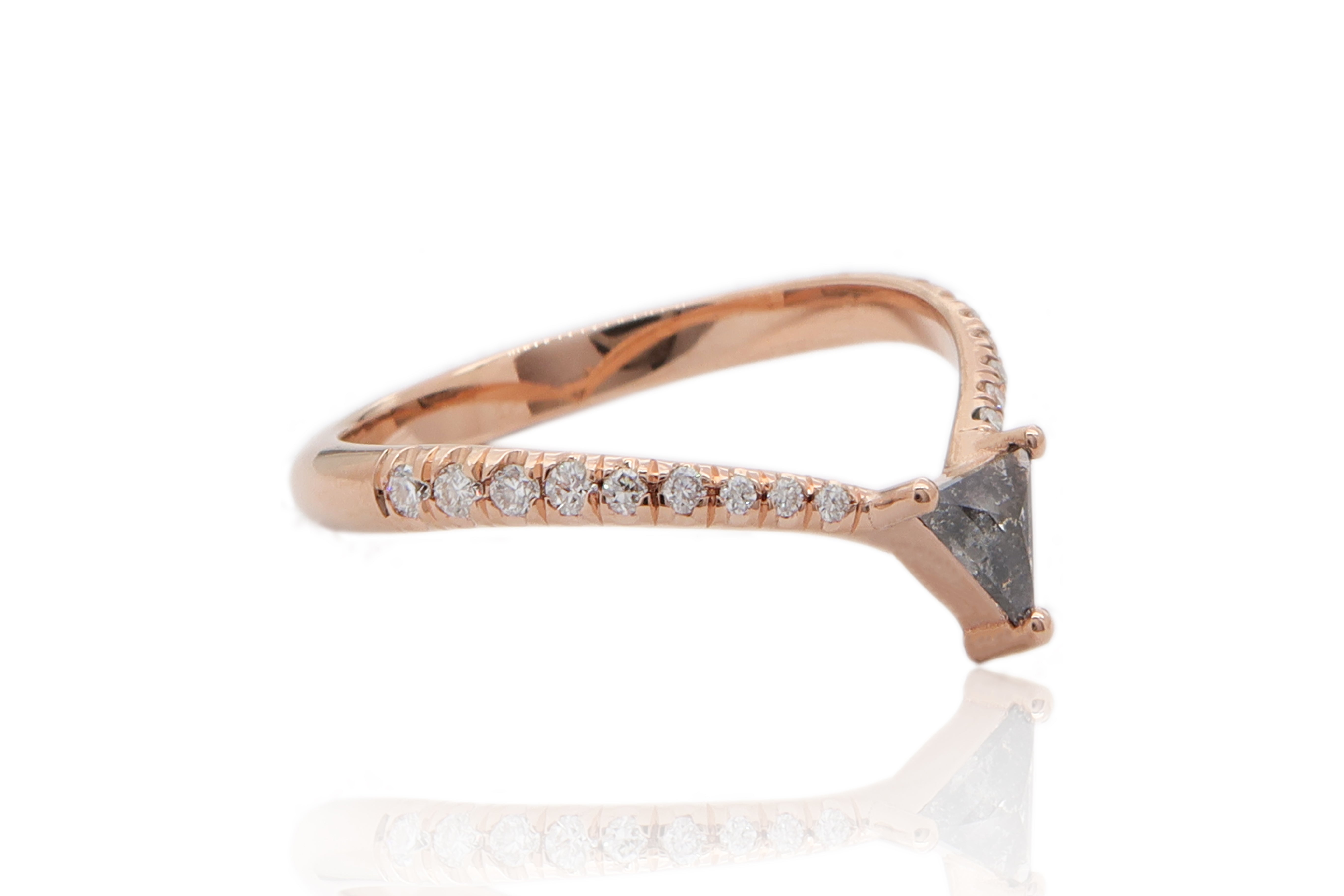 טבעת יהלום Salt & Pepper משולש בשילוב יהלומים לבנים