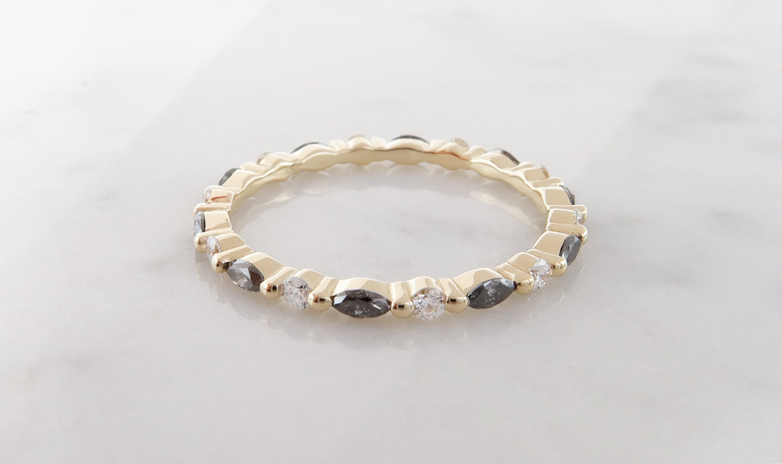 טבעת איטירניטי משובצת יהלומי Salt&Pepper ויהלומים לבנים