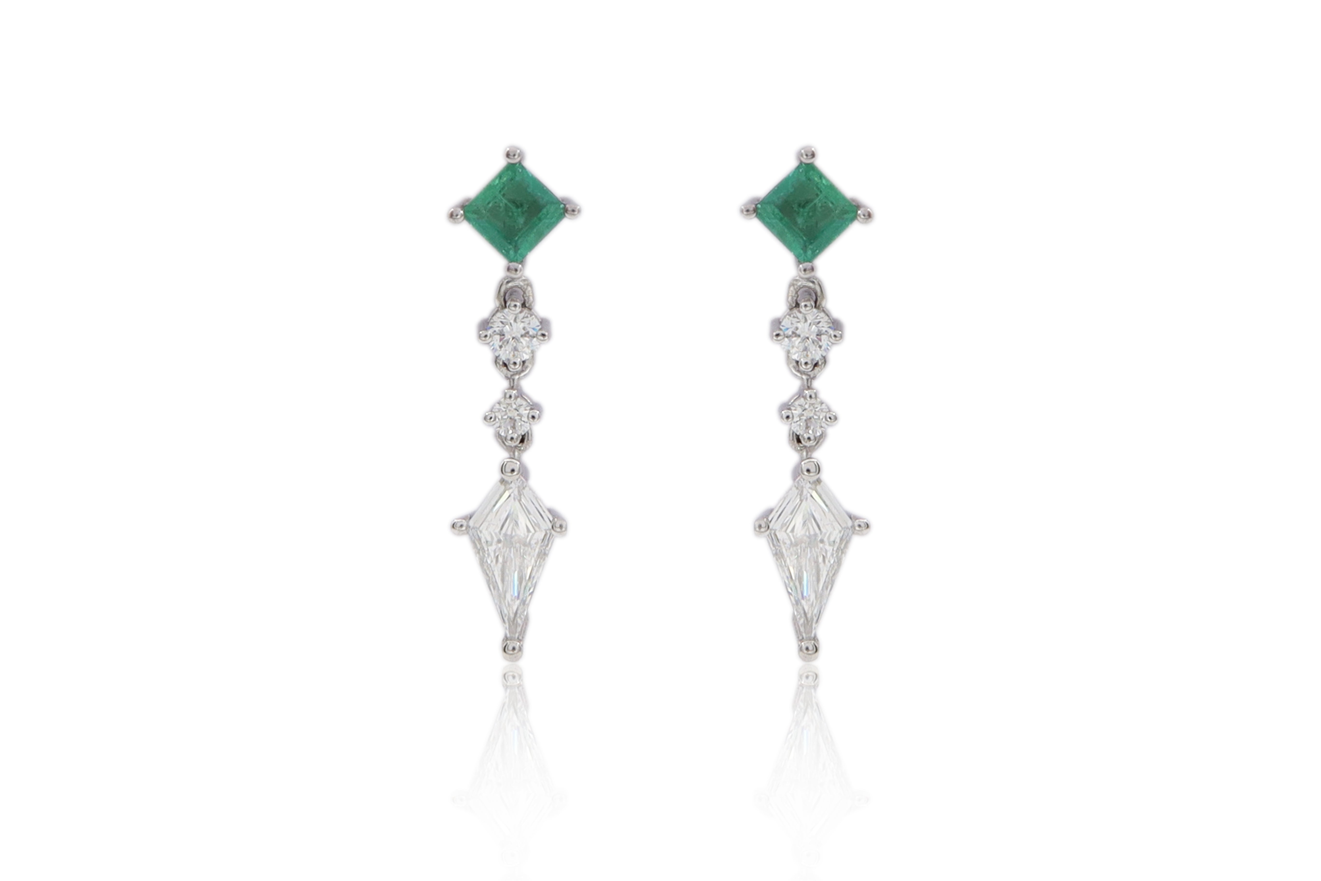 עגילים תלויים מזהב לבן עם אמרלד קארה ויהלומים