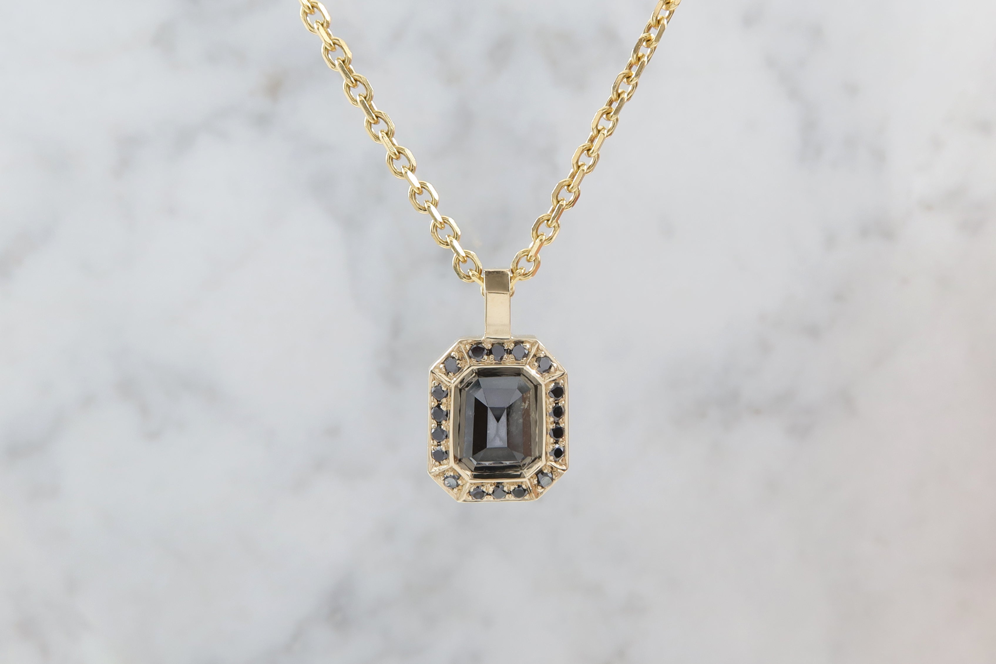 שרשרת זהב צהוב ויהלום שחור בחיתוך אמרלד