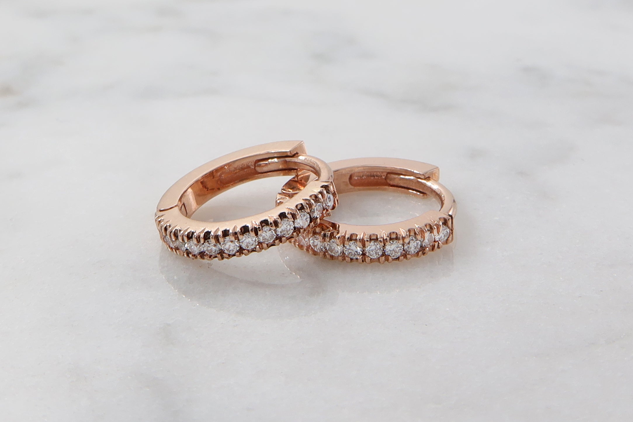עגילי חישוק זהב אדום ויהלומים לבנים