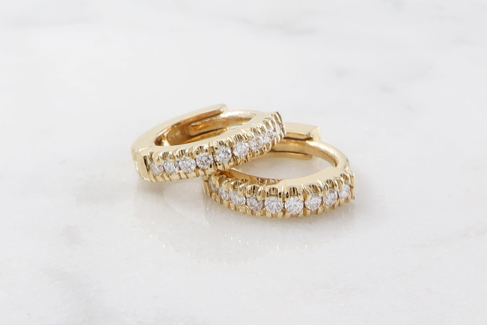 עגילי חישוק זהב צהוב ויהלומים לבנים S