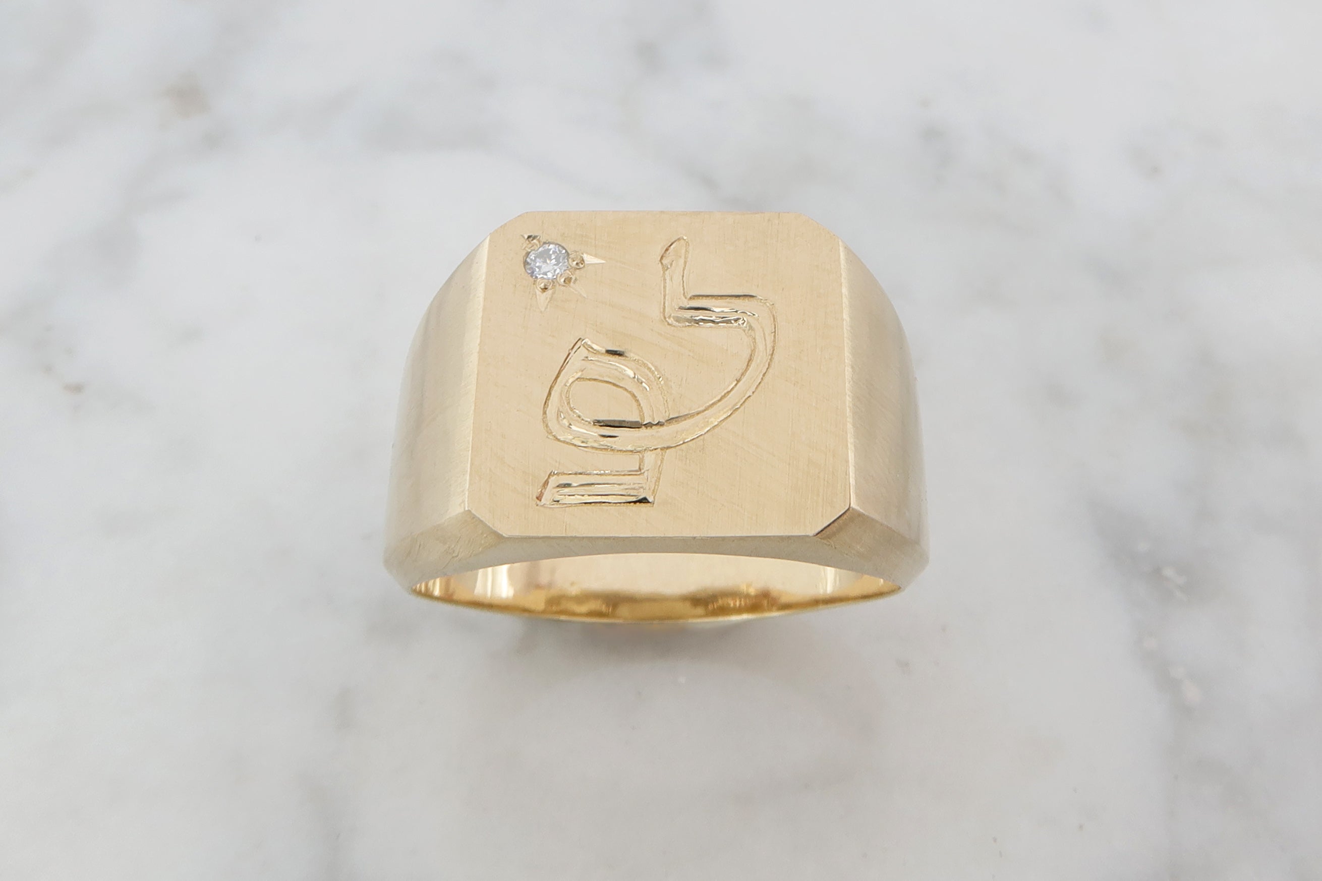 טבעת חותם עם ראשי תיבות בעברית ויהלום