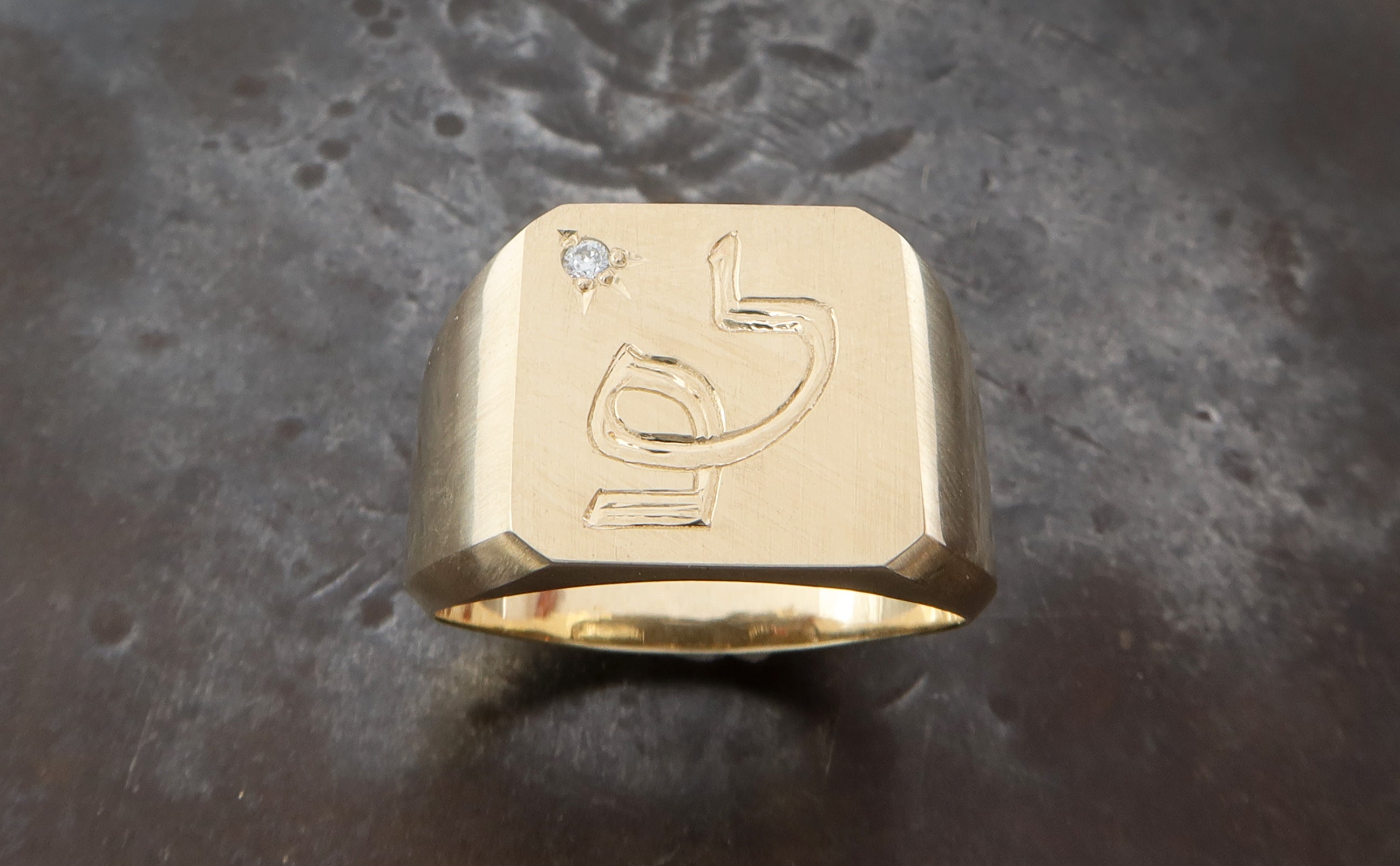 טבעת חותם עם ראשי תיבות בעברית ויהלום