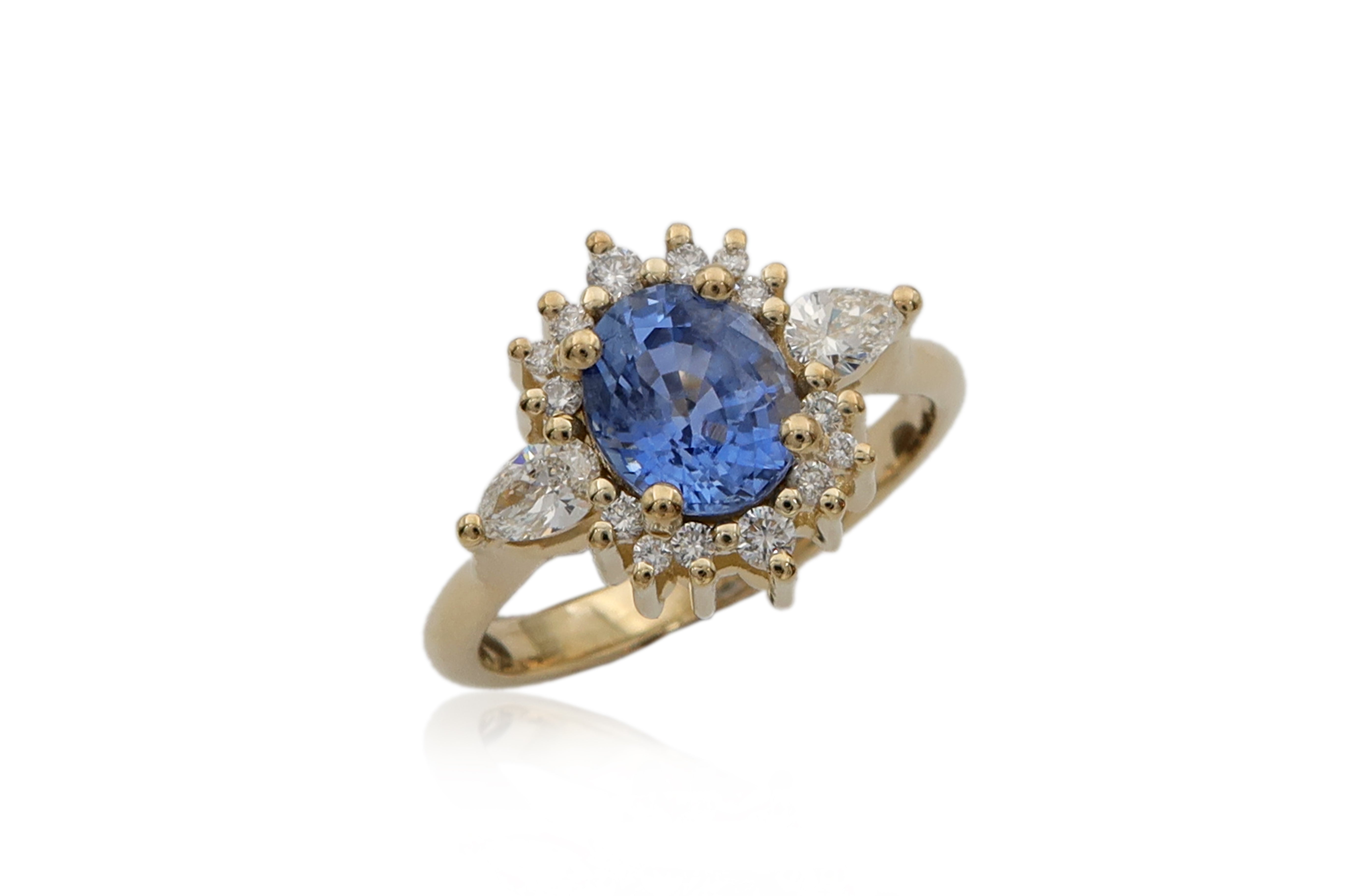 טבעת Halo משובצת אבן ספיר אובלית ויהלומים מסביב